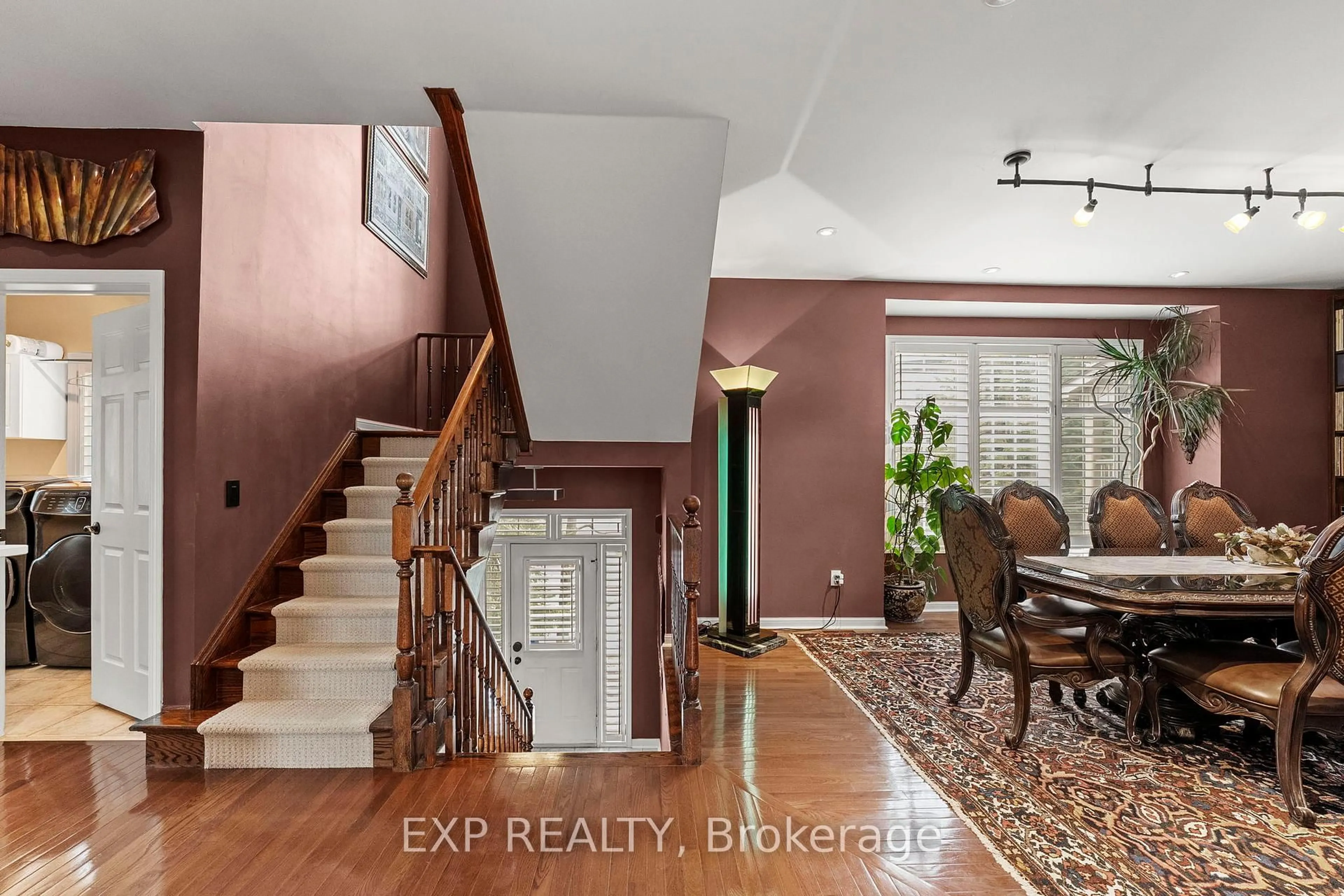 Indoor entryway for 100 Elgin Mills Rd #18, Richmond Hill Ontario L4C 0R8
