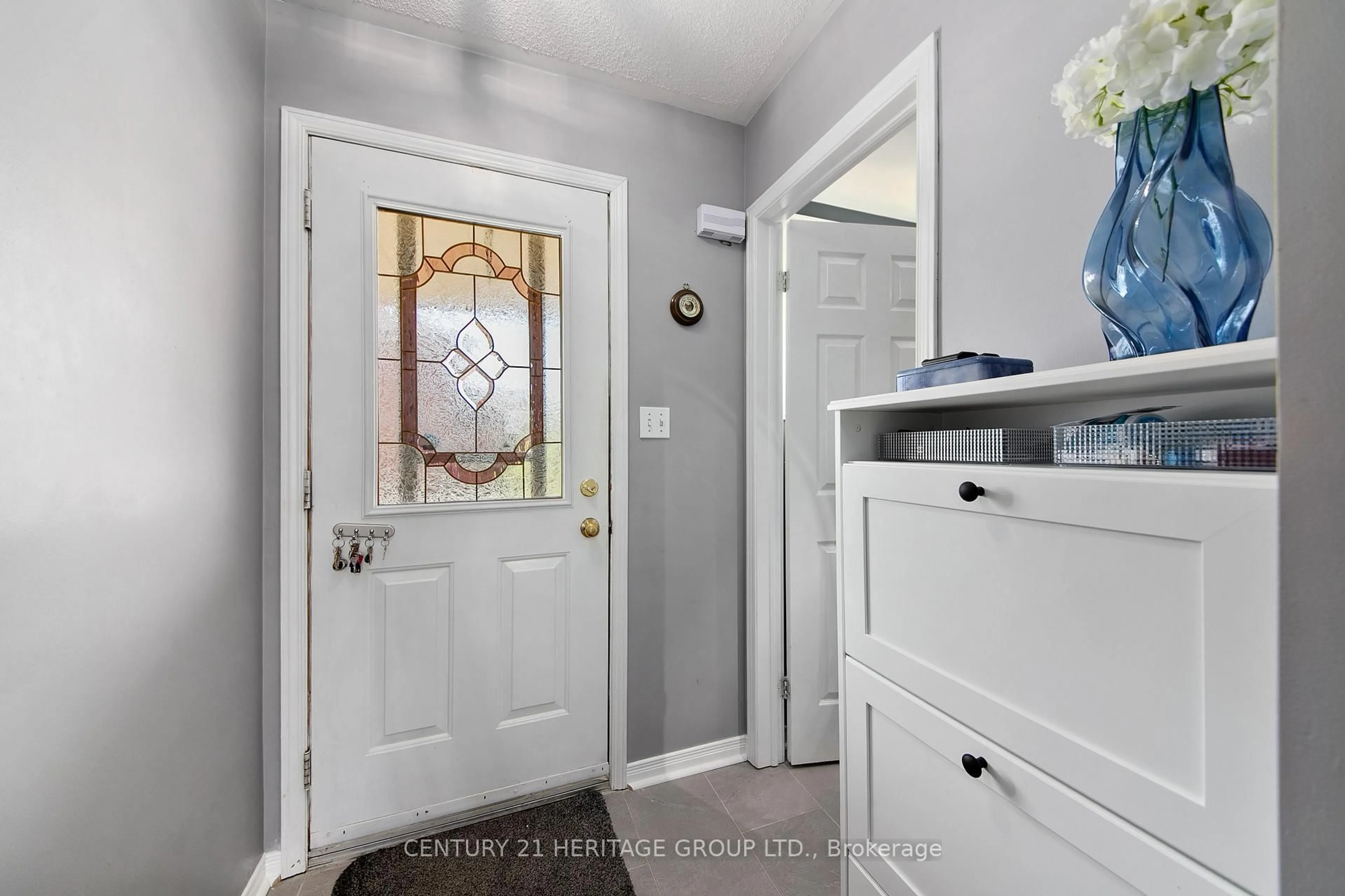 Indoor entryway for 49 Riverley Lane #6, New Tecumseth Ontario L9R 1X8