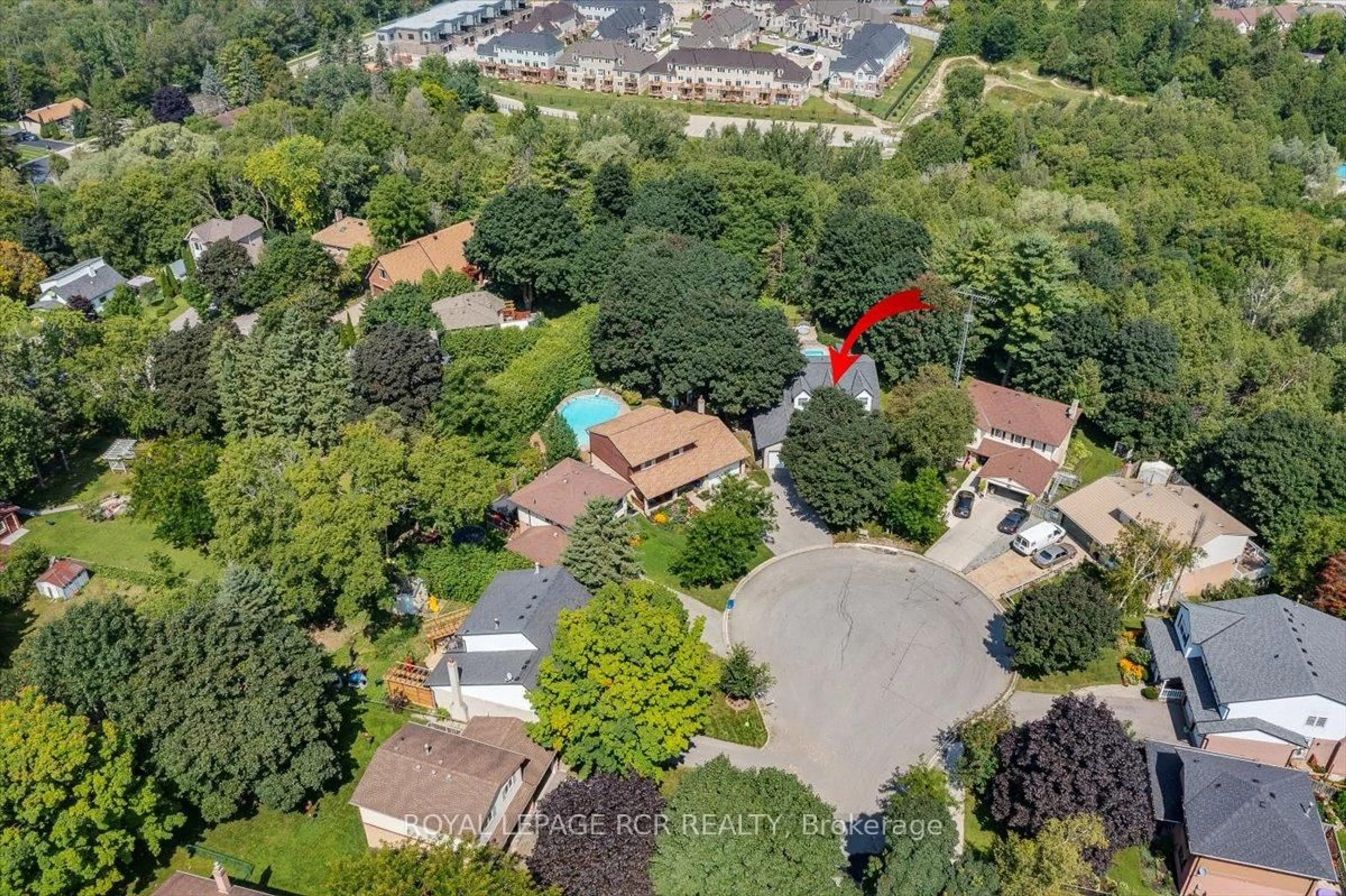 A pic from outside/outdoor area/front of a property/back of a property/a pic from drone, unknown for 2 Royal Oak Rd, East Gwillimbury Ontario L0G 1M0