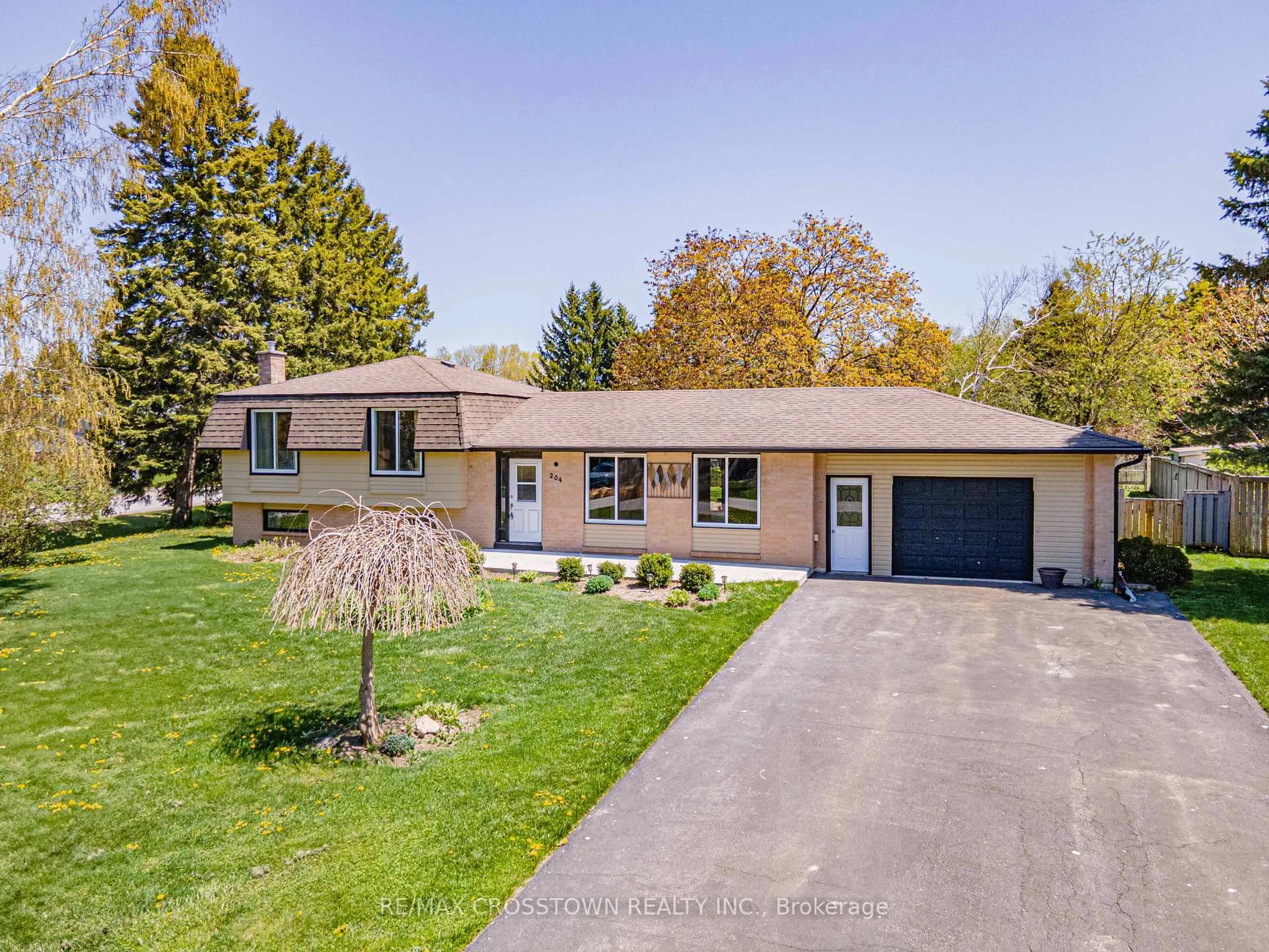 A pic from outside/outdoor area/front of a property/back of a property/a pic from drone, street for 204 Camilla Cres, Essa Ontario L0L 2N0