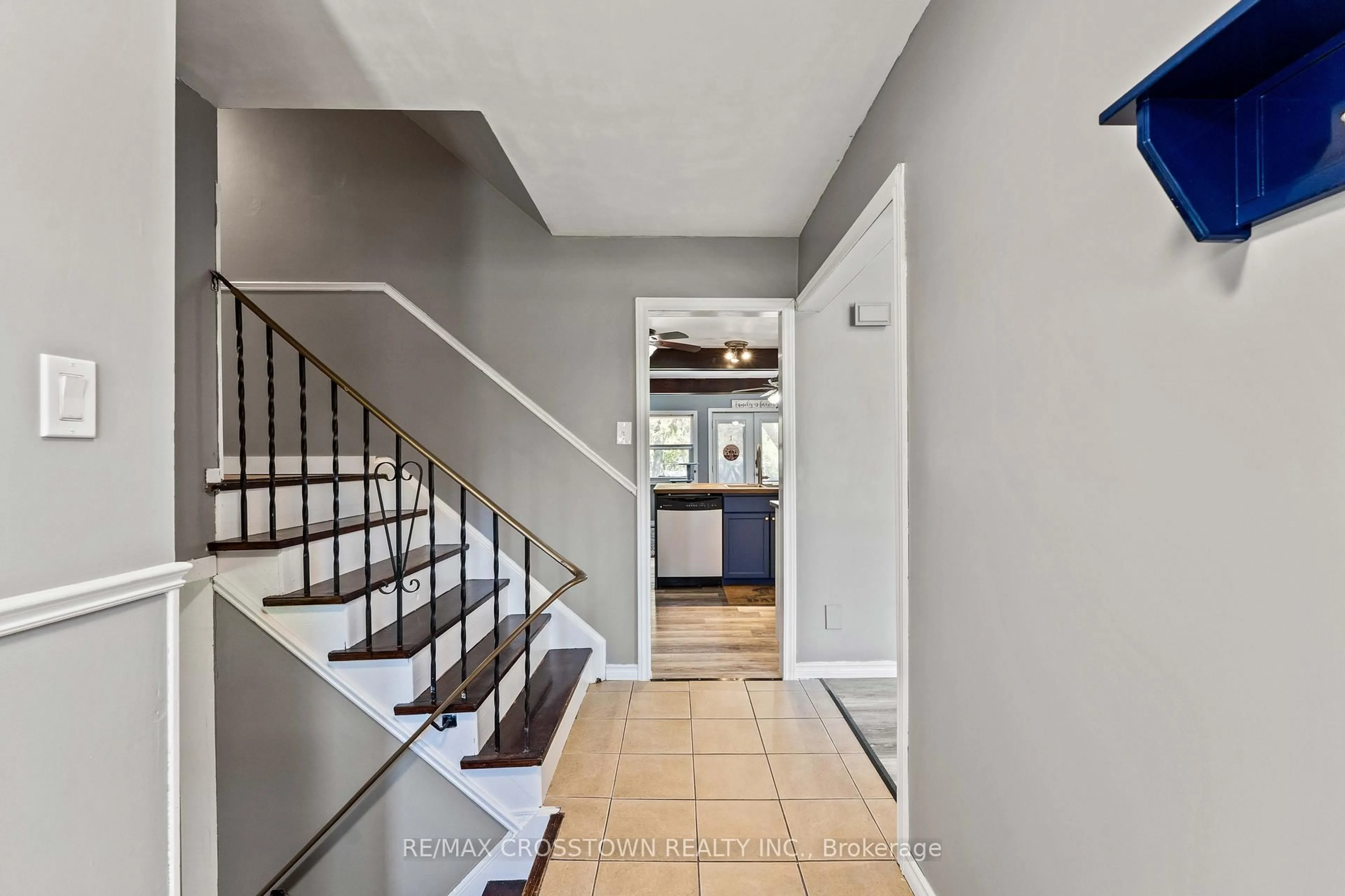 Indoor entryway for 204 Camilla Cres, Essa Ontario L0L 2N0