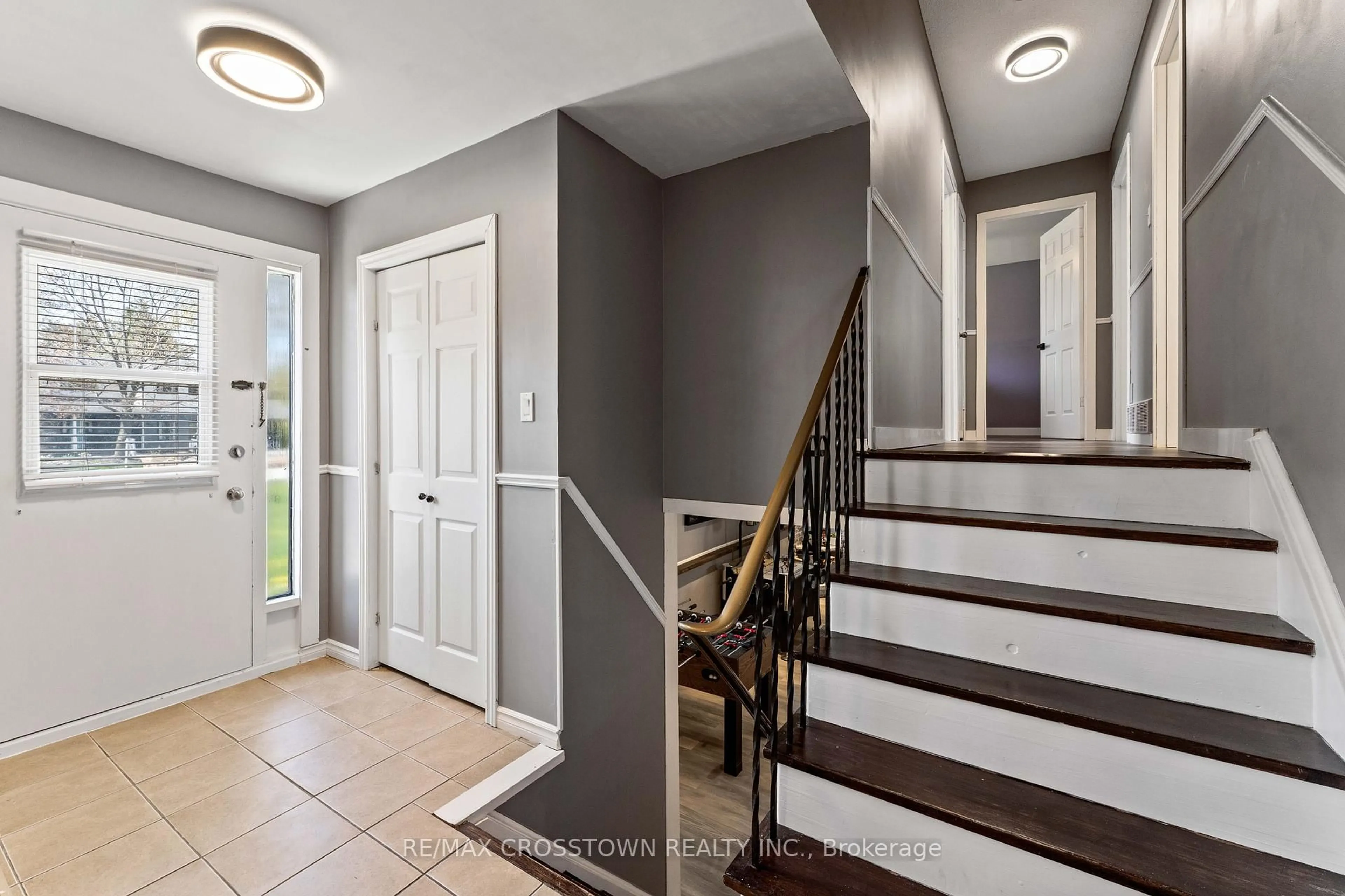 Indoor entryway for 204 Camilla Cres, Essa Ontario L0L 2N0