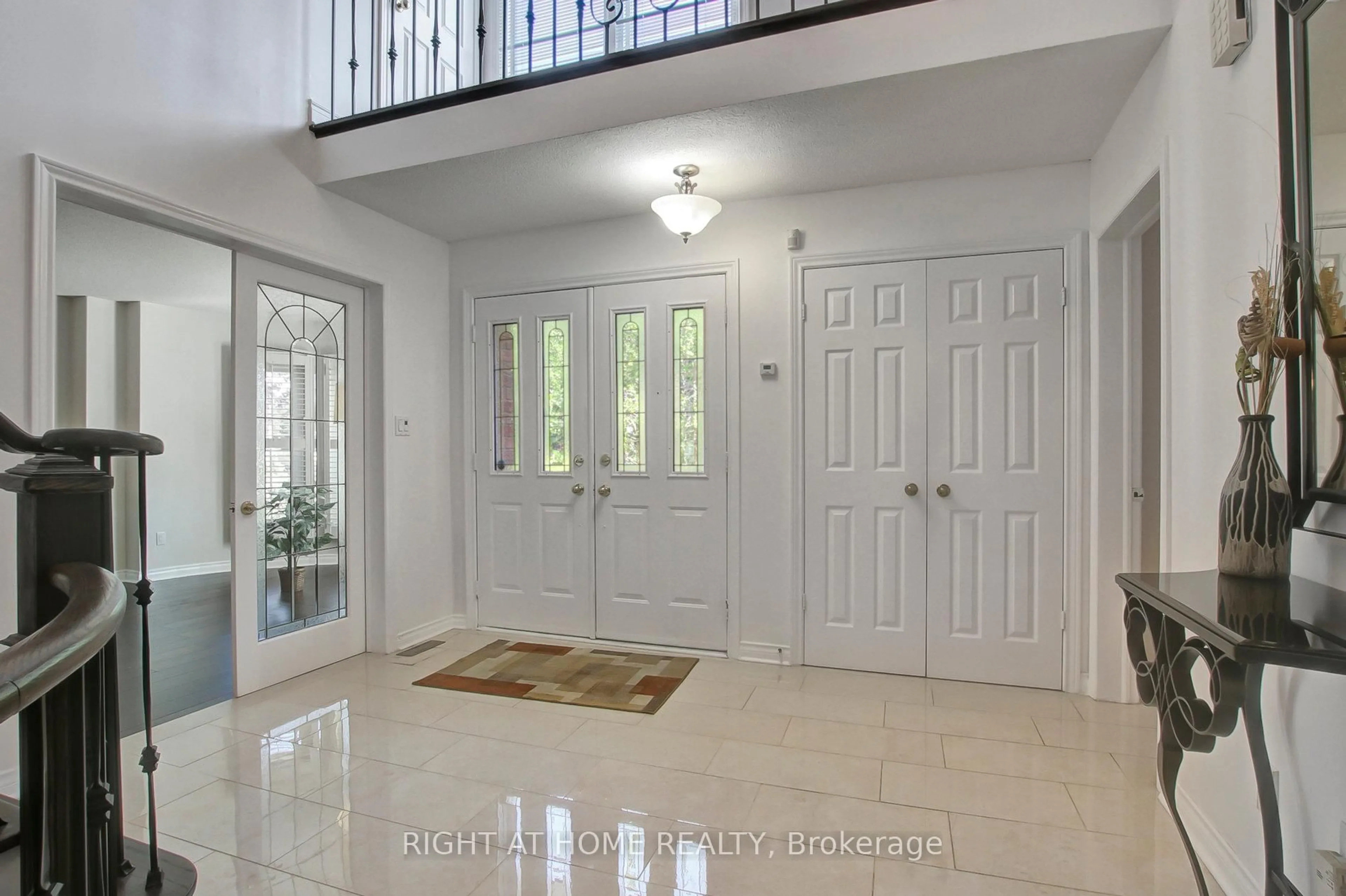 Indoor entryway for 53 Waltham Cres, Richmond Hill Ontario L4B 1Z3