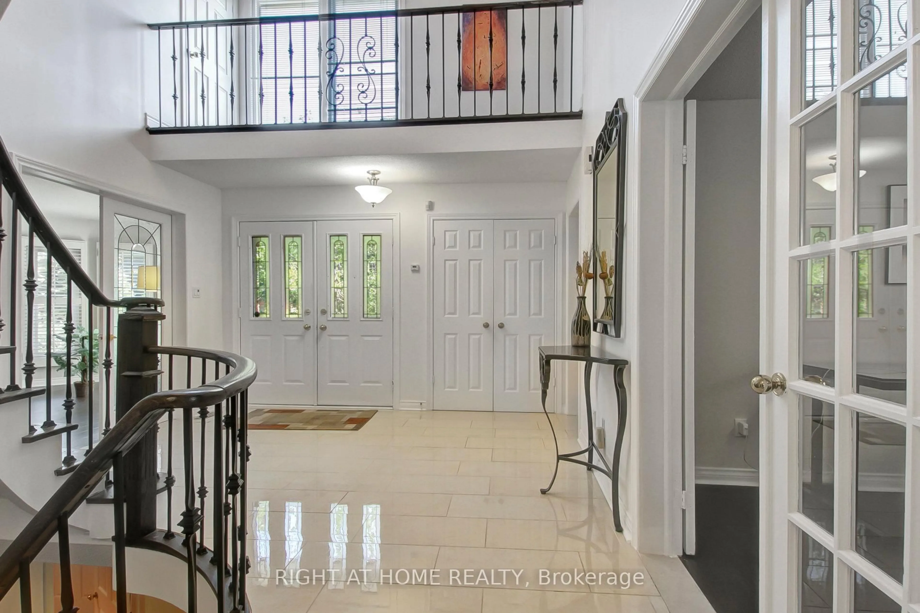 Indoor foyer for 53 Waltham Cres, Richmond Hill Ontario L4B 1Z3