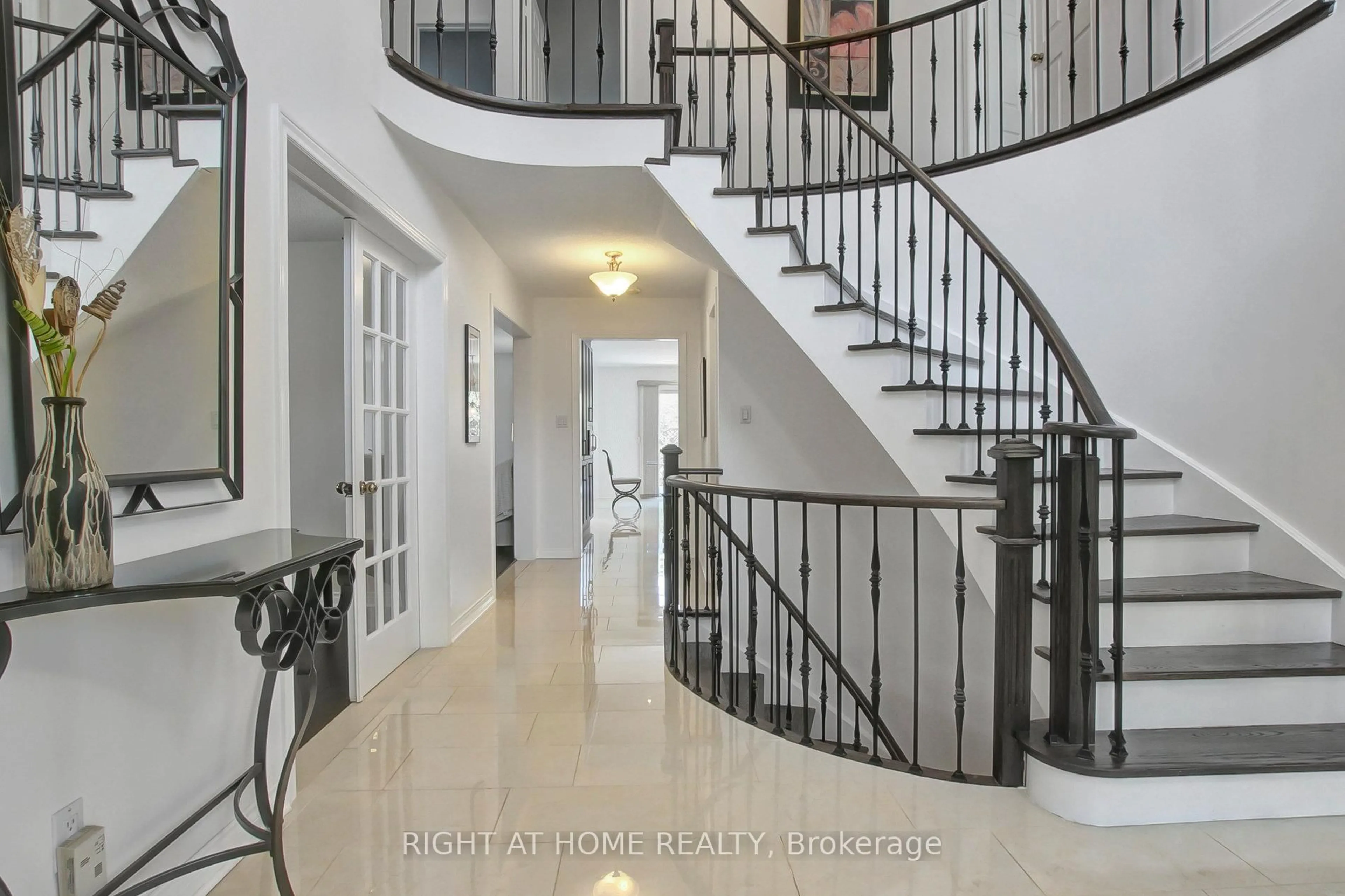 Indoor entryway for 53 Waltham Cres, Richmond Hill Ontario L4B 1Z3