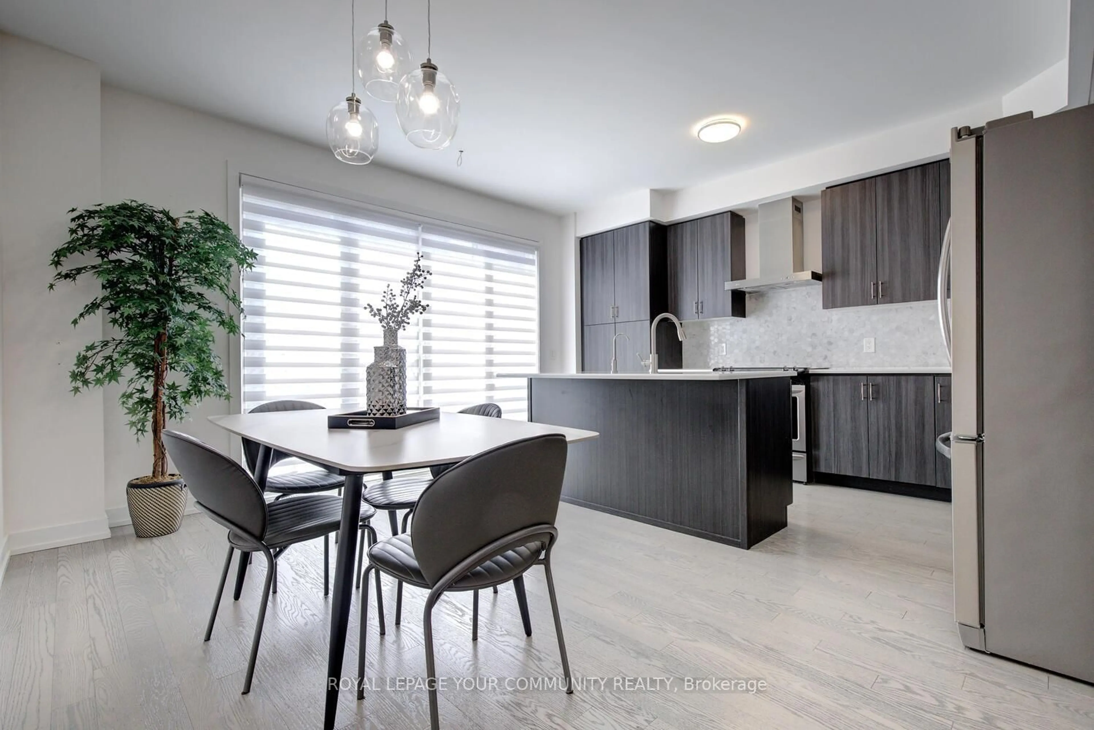 Contemporary kitchen, unknown for 16 Glenngarry Cres, Vaughan Ontario L6A 4Z4