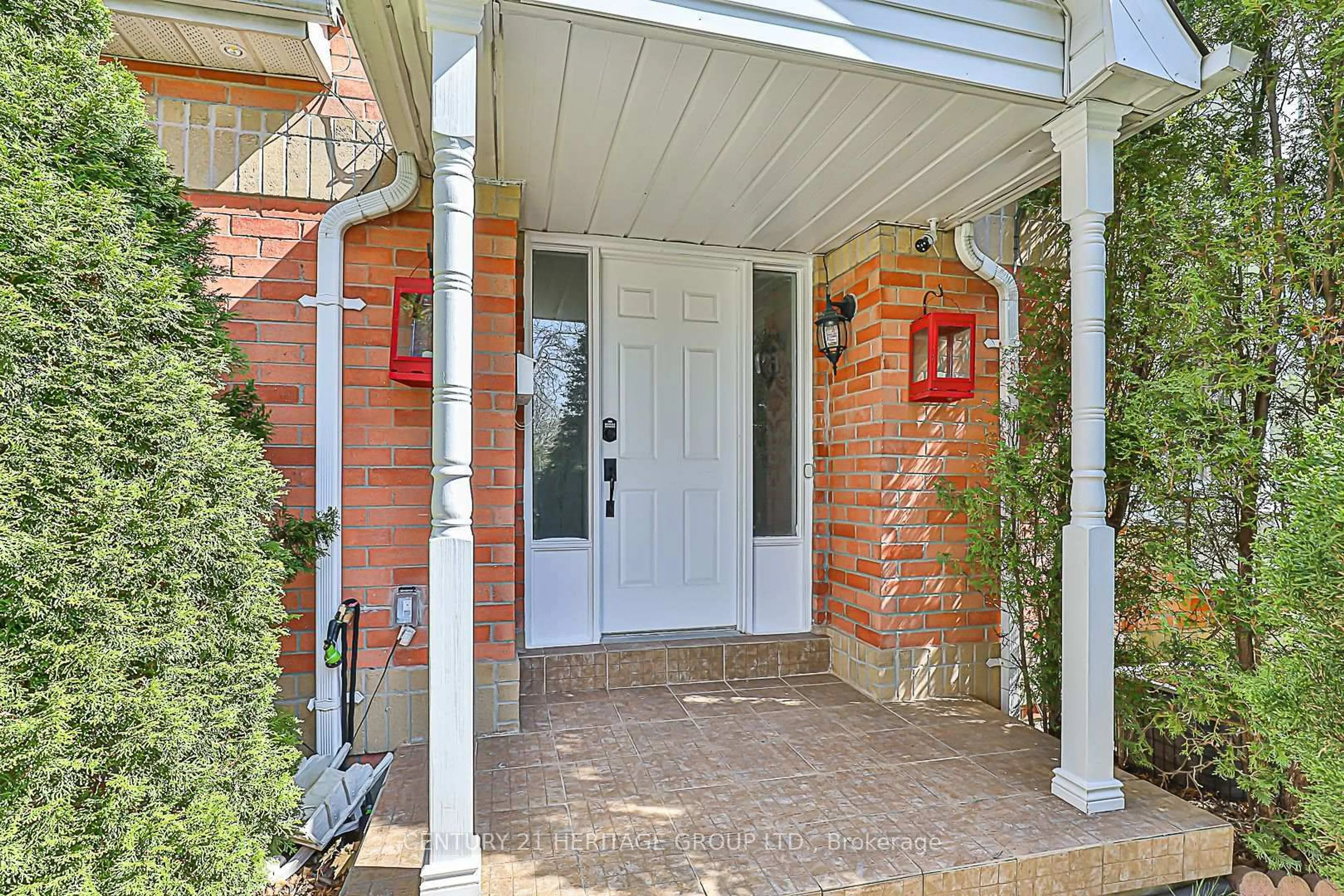 Indoor entryway for 15 Ritva Crt, Richmond Hill Ontario L4C 9R3