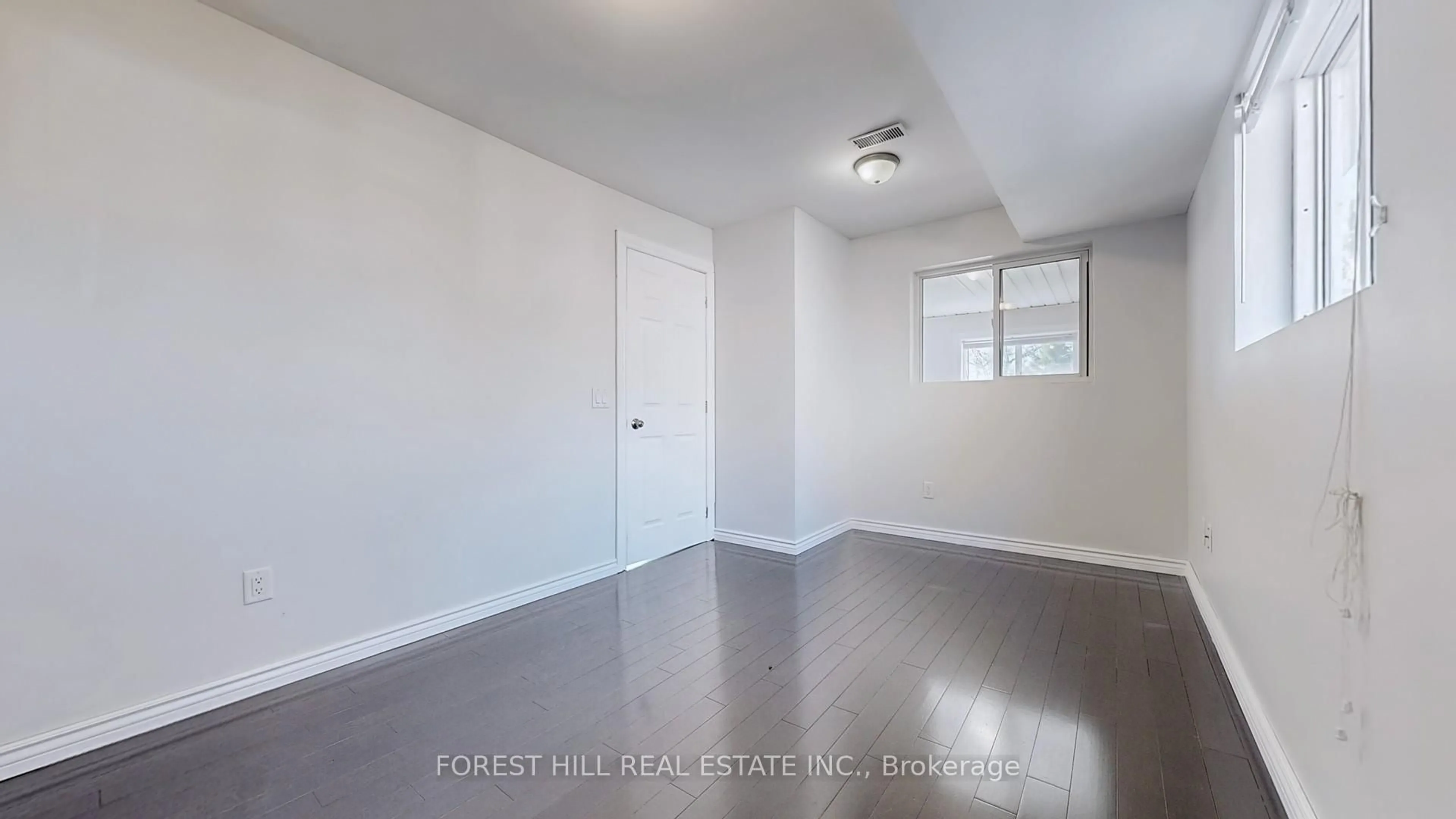 A pic of a room for 1118 Gilford Rd, Innisfil Ontario L0L 1R0
