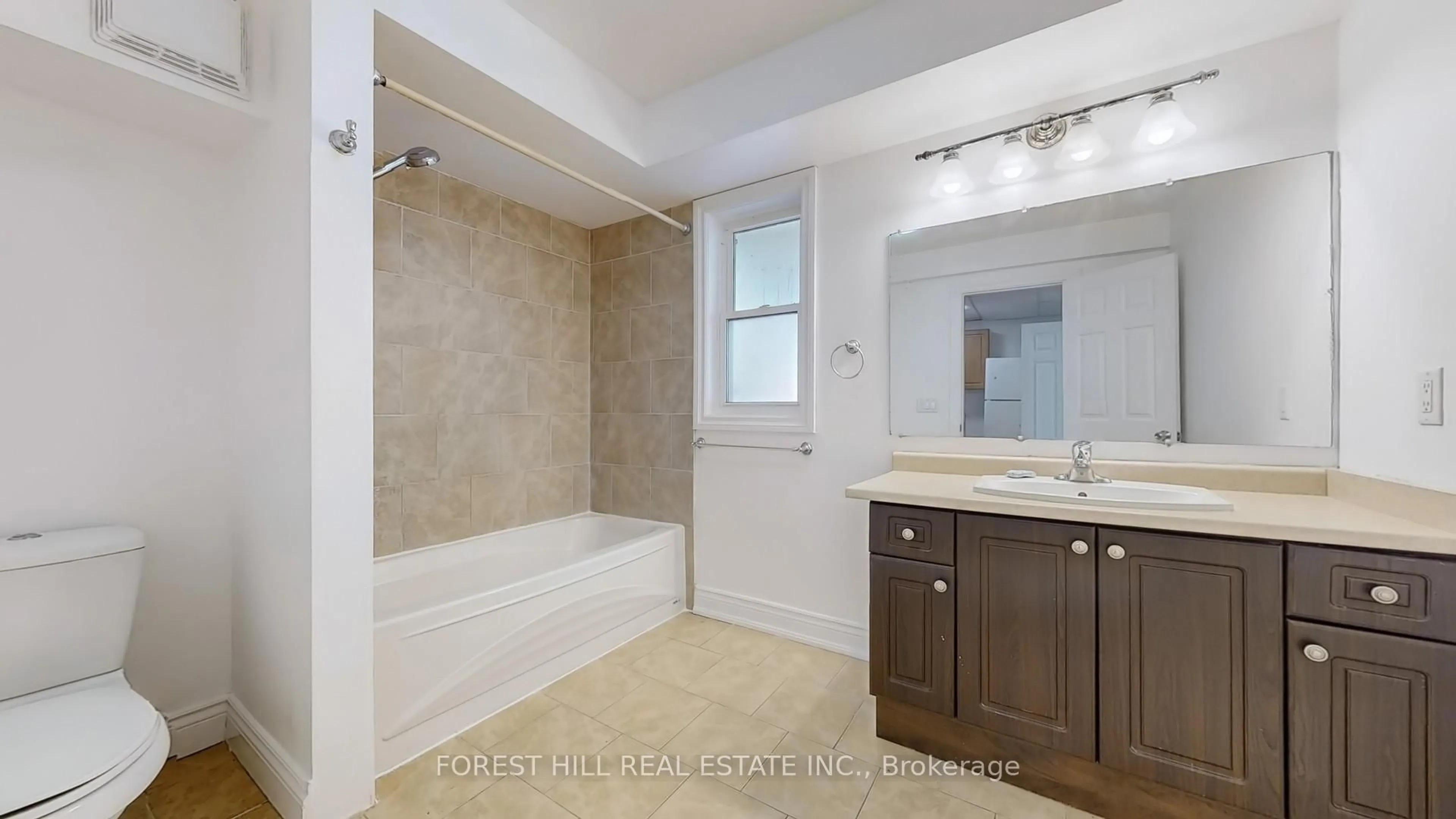 Standard bathroom, ceramic/tile floor for 1118 Gilford Rd, Innisfil Ontario L0L 1R0