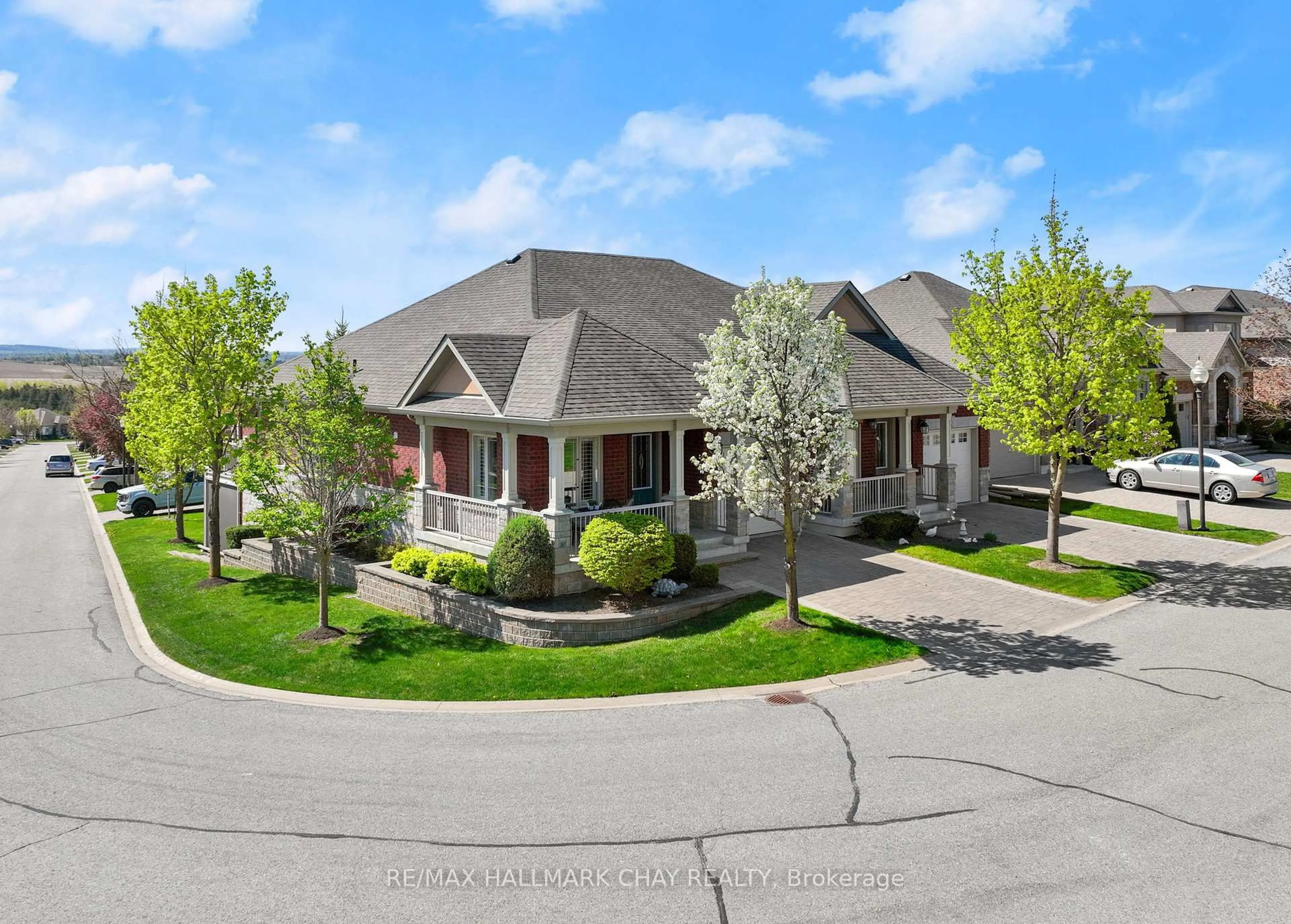 A pic from outside/outdoor area/front of a property/back of a property/a pic from drone, unknown for 180 Ridge Way, New Tecumseth Ontario L9R 0H3