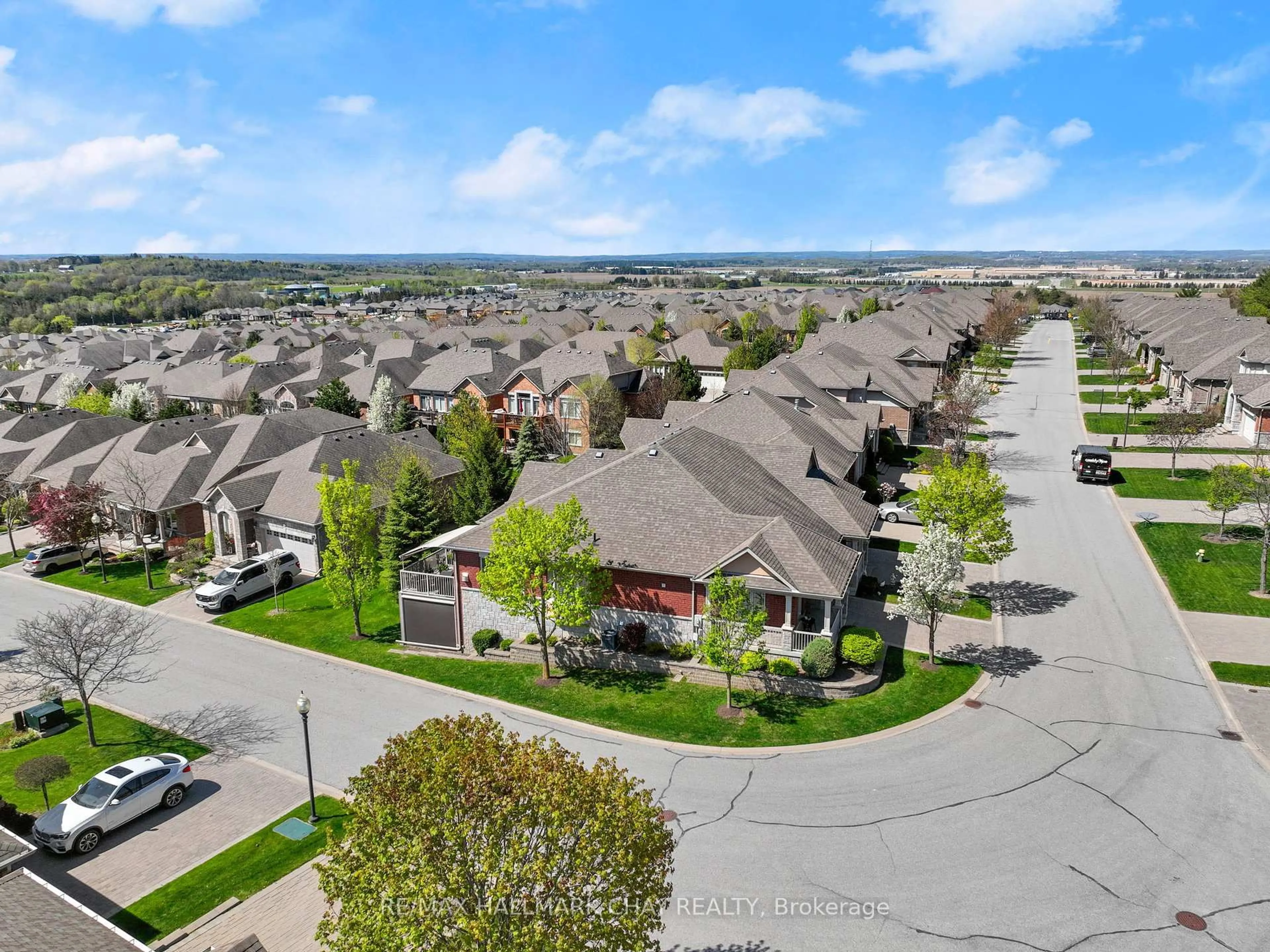 A pic from outside/outdoor area/front of a property/back of a property/a pic from drone, unknown for 180 Ridge Way, New Tecumseth Ontario L9R 0H3