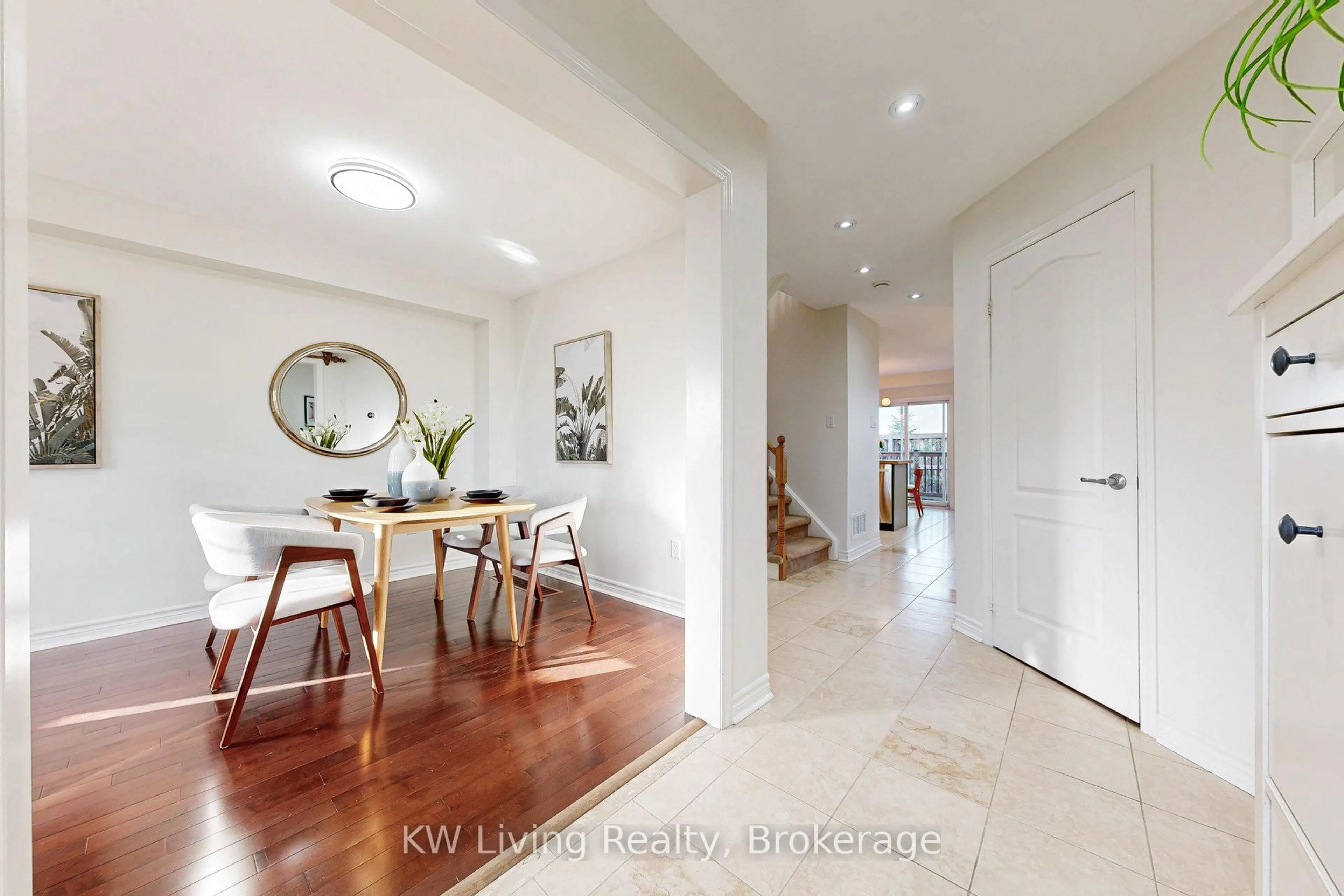 Indoor entryway for 135 Wainscot Ave, Newmarket Ontario L3X 2X6
