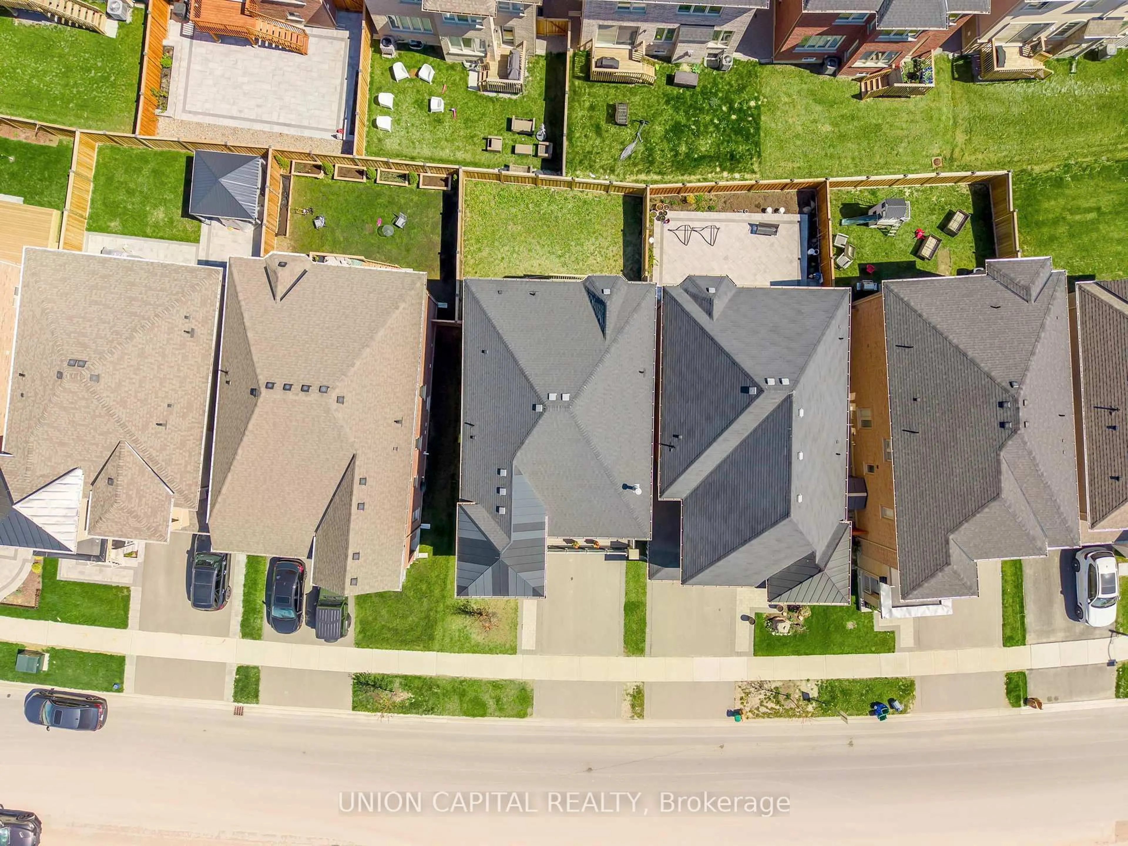 A pic from outside/outdoor area/front of a property/back of a property/a pic from drone, city buildings view from balcony for 130 Walter English Dr, East Gwillimbury Ontario L9N 0R8