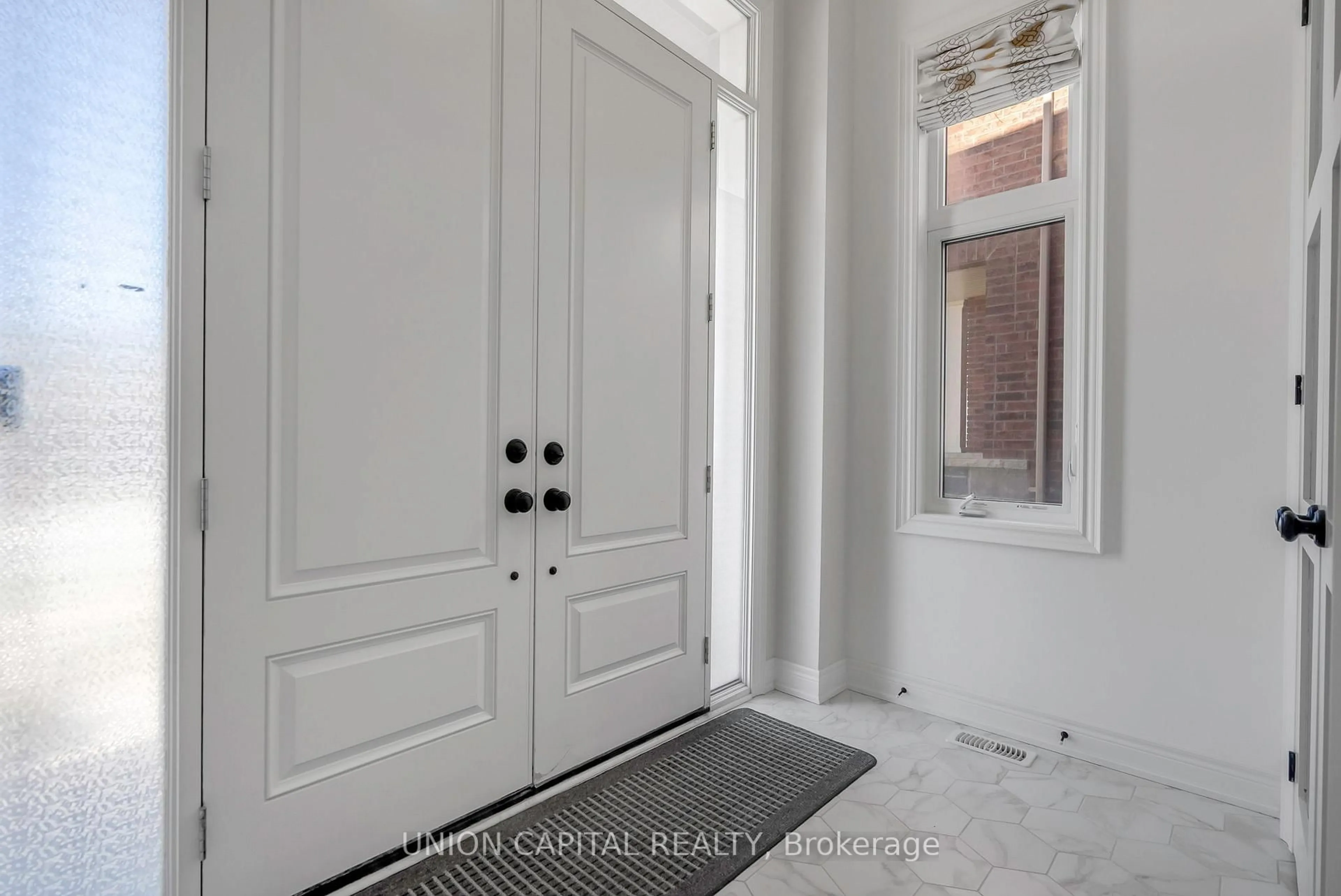 Indoor entryway for 130 Walter English Dr, East Gwillimbury Ontario L9N 0R8