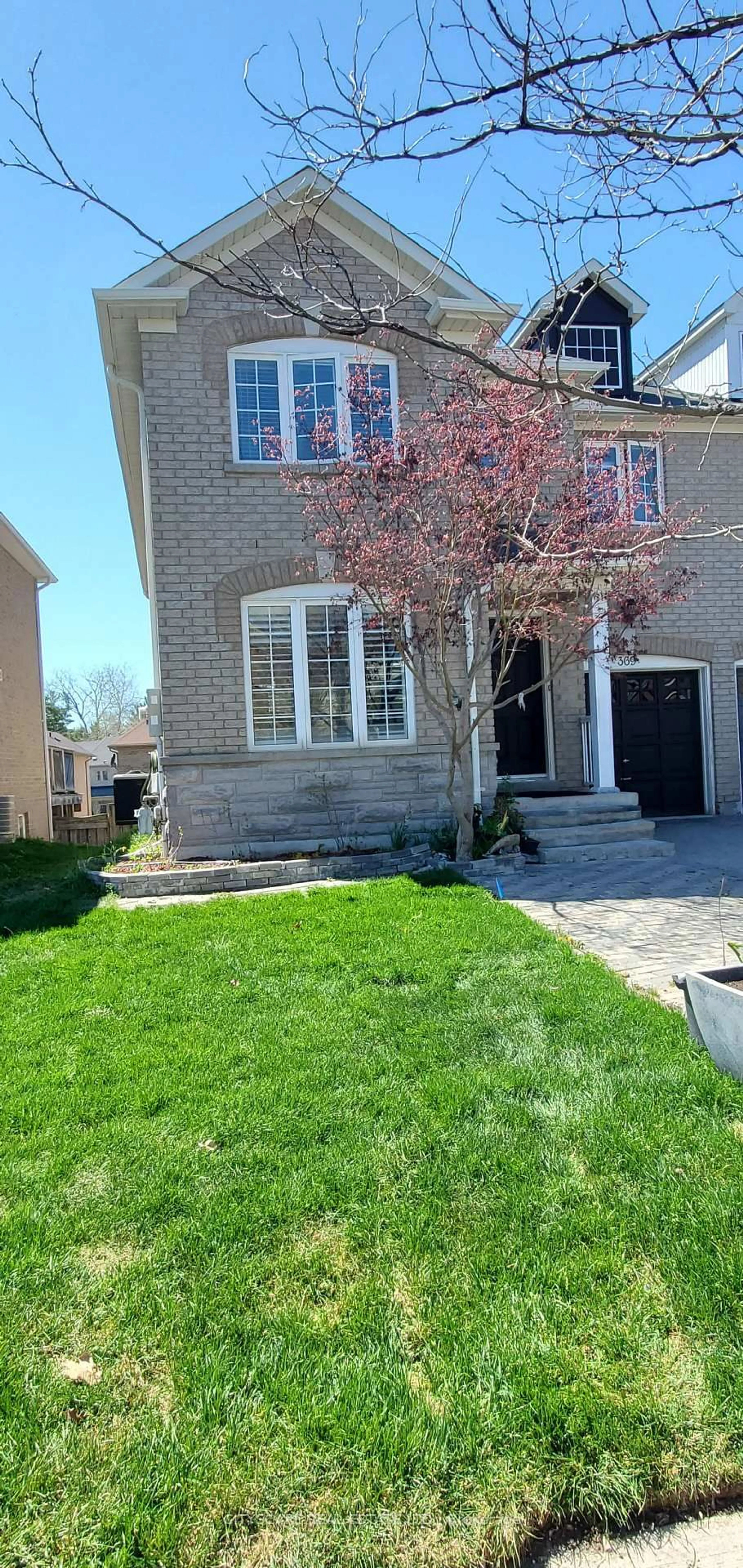 Unknown for 369 Kwapis Blvd, Newmarket Ontario L3X 3H1