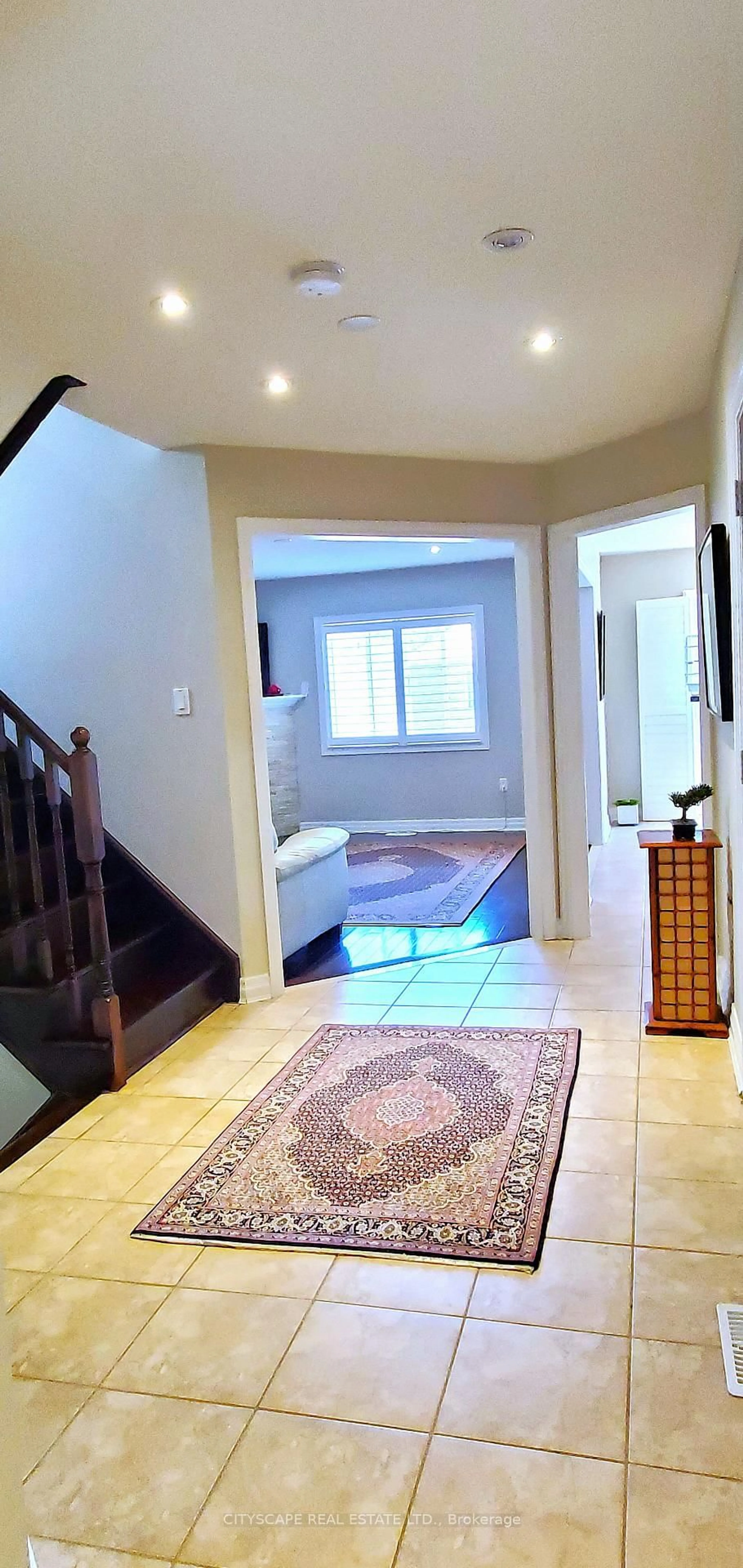 Indoor entryway for 369 Kwapis Blvd, Newmarket Ontario L3X 3H1