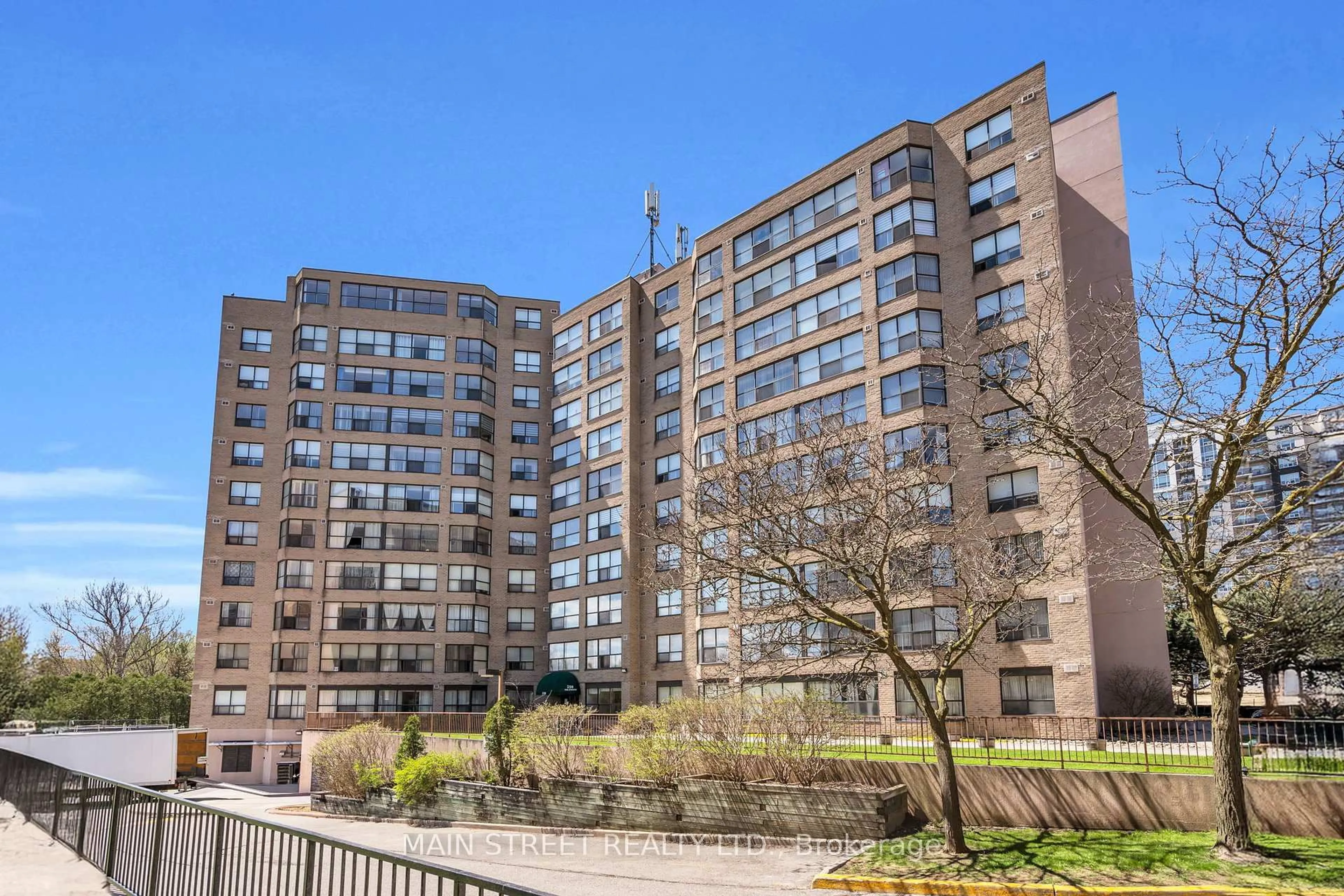 Patio, unknown for 250 Davis Dr #203, Newmarket Ontario L3Y 7T7