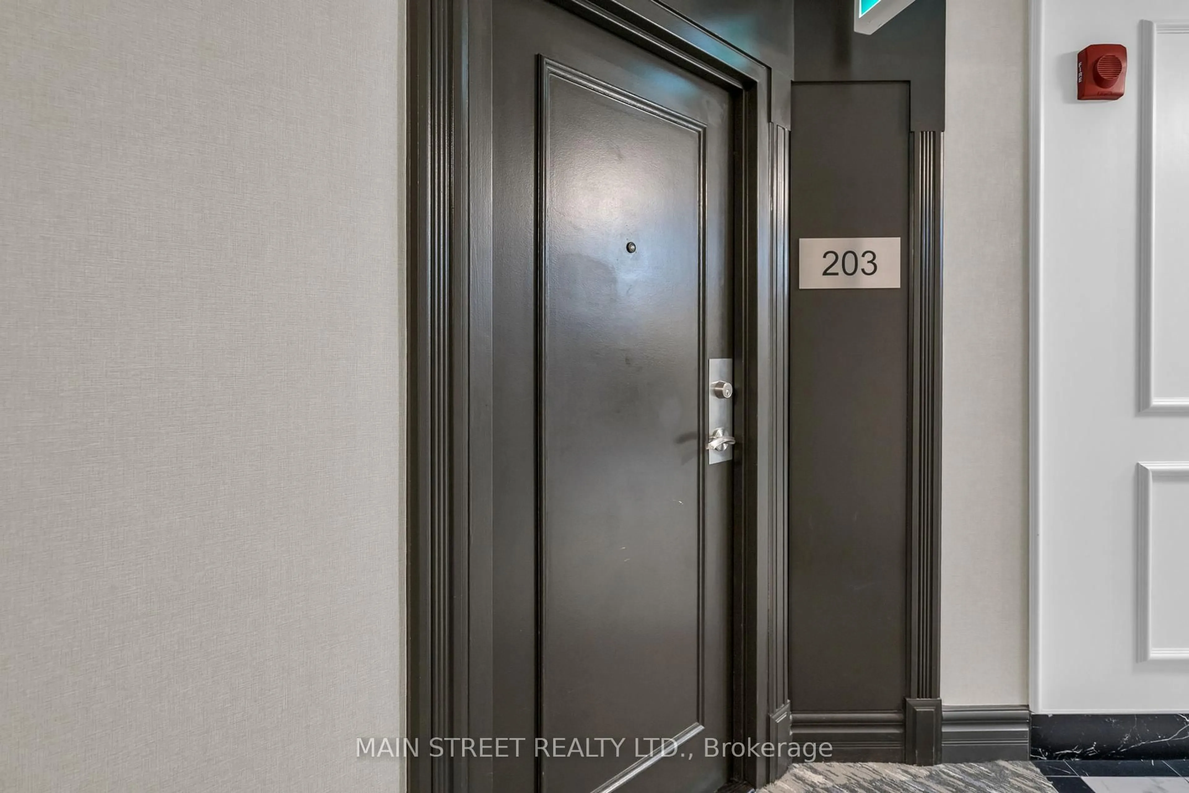 Indoor entryway for 250 Davis Dr #203, Newmarket Ontario L3Y 7T7