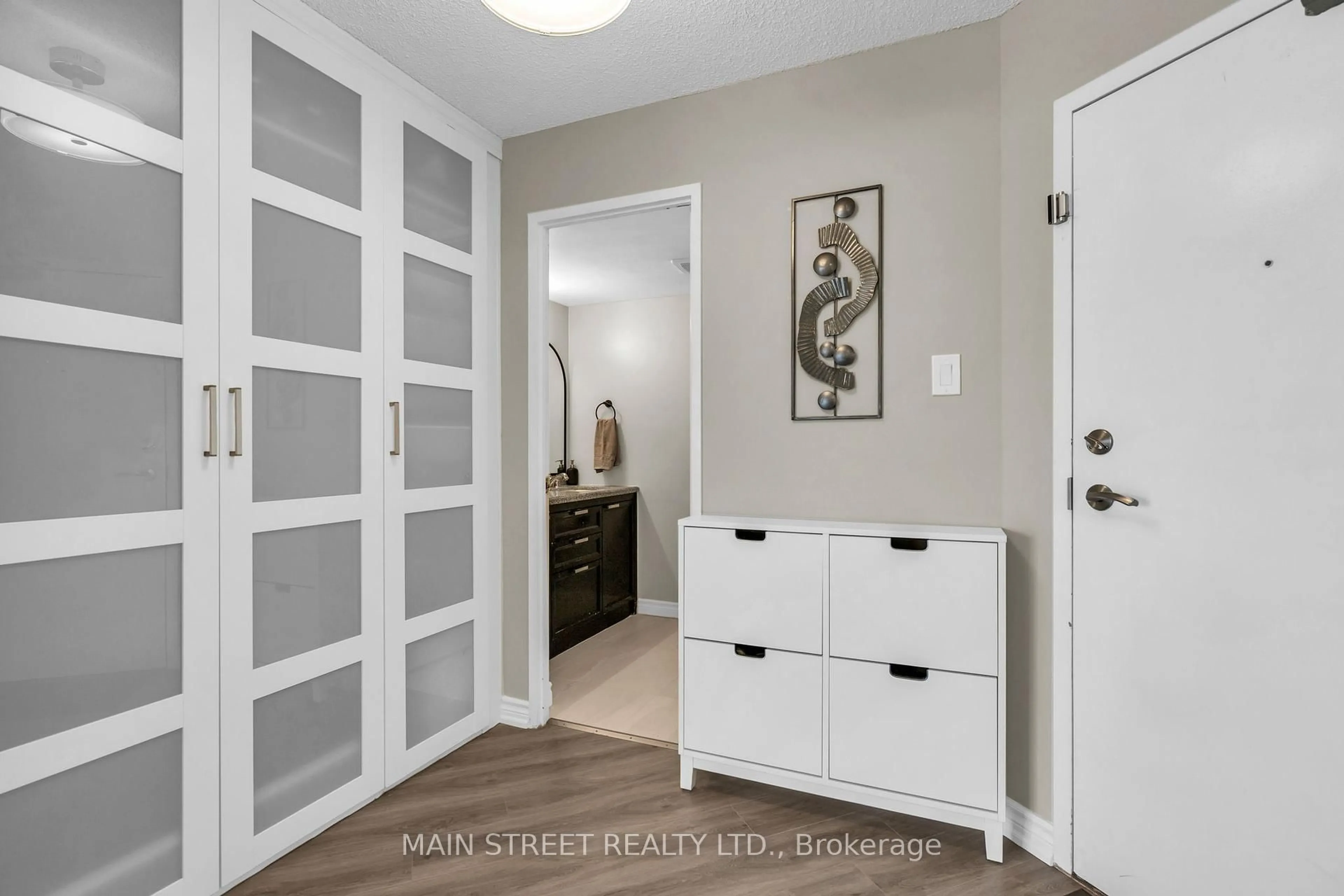 Indoor entryway for 250 Davis Dr #203, Newmarket Ontario L3Y 7T7