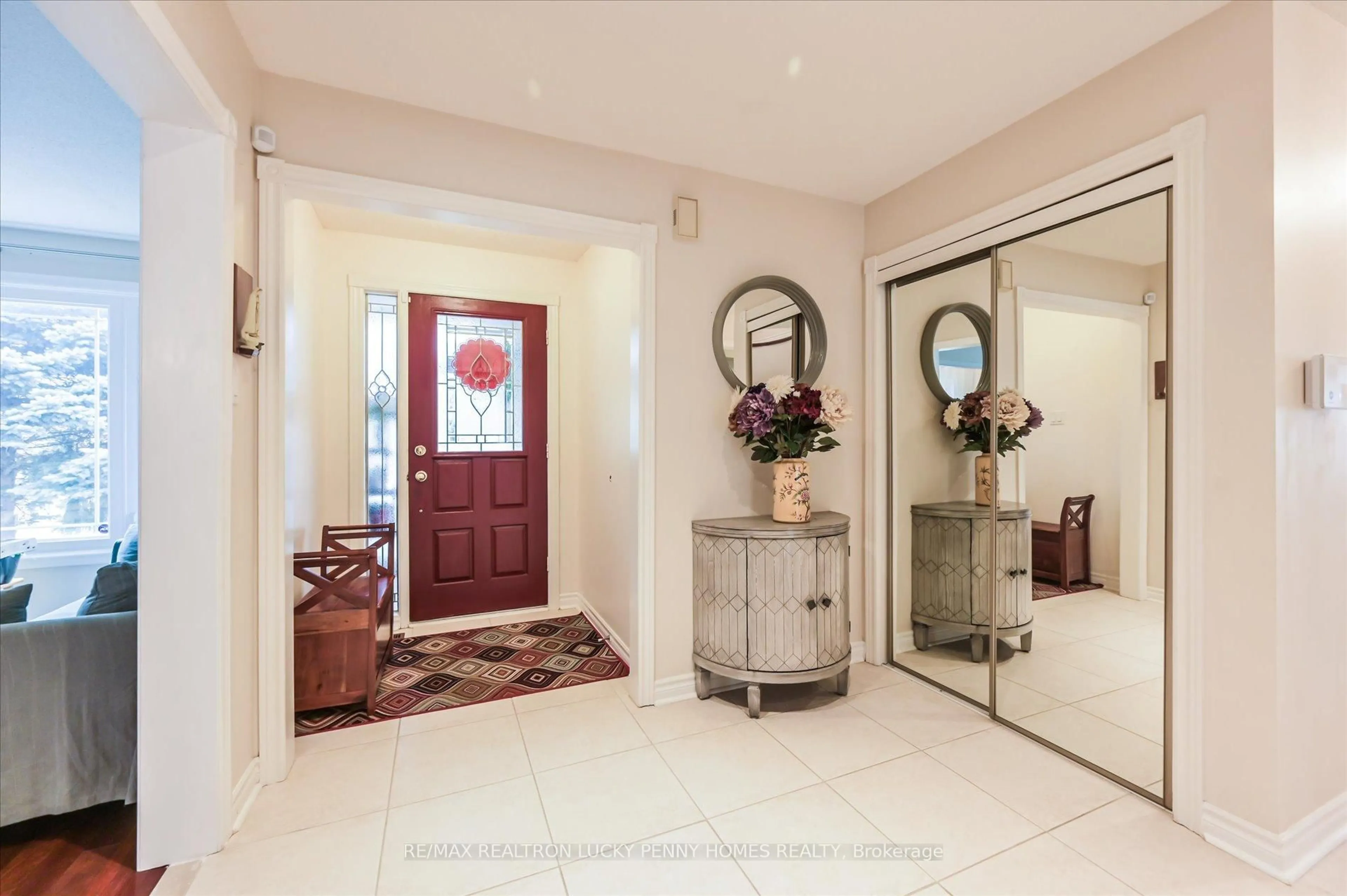 Indoor entryway for 17 Buttonfield Rd, Markham Ontario L3R 9G1