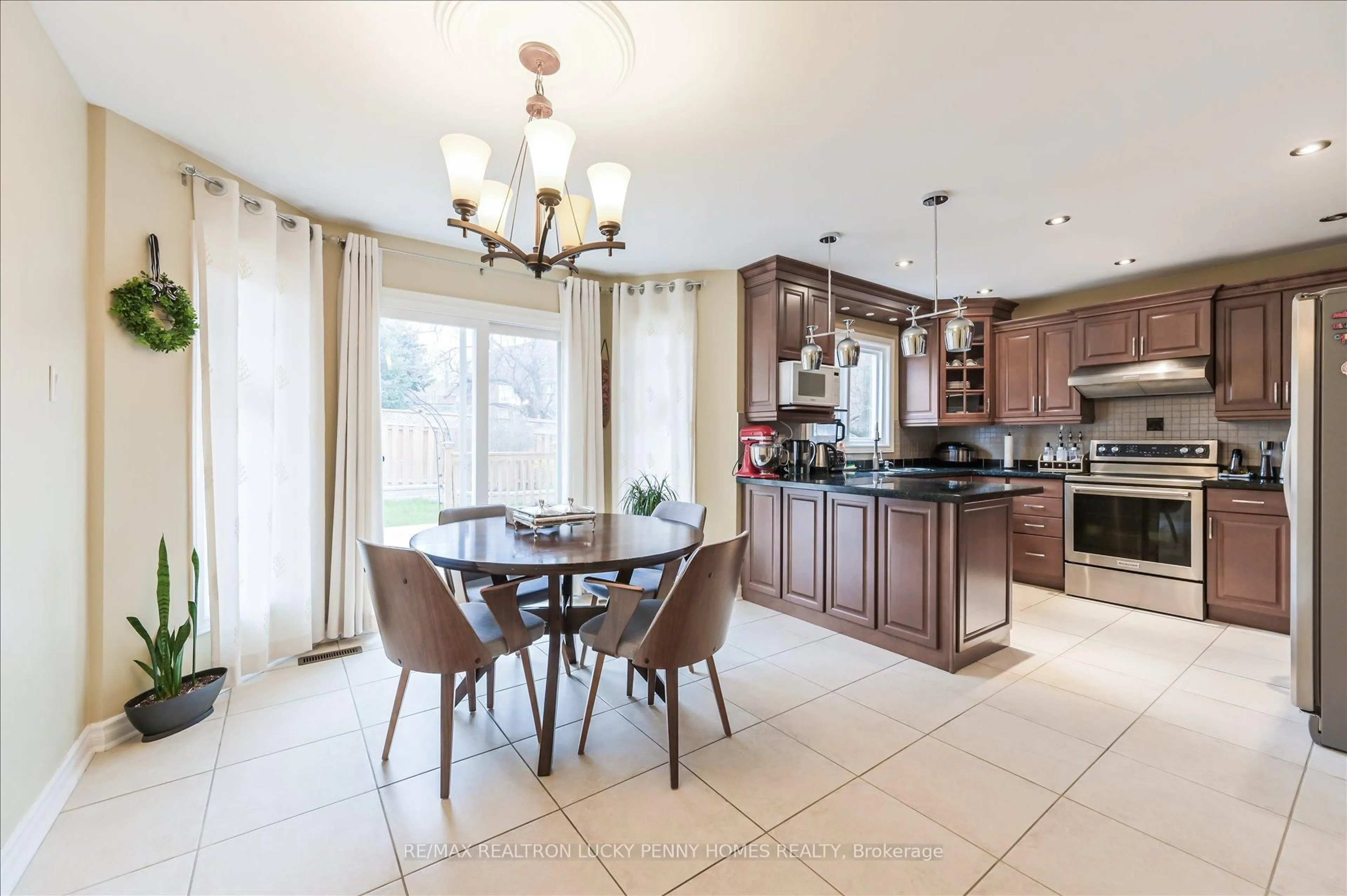 Open concept kitchen, ceramic/tile floor for 17 Buttonfield Rd, Markham Ontario L3R 9G1