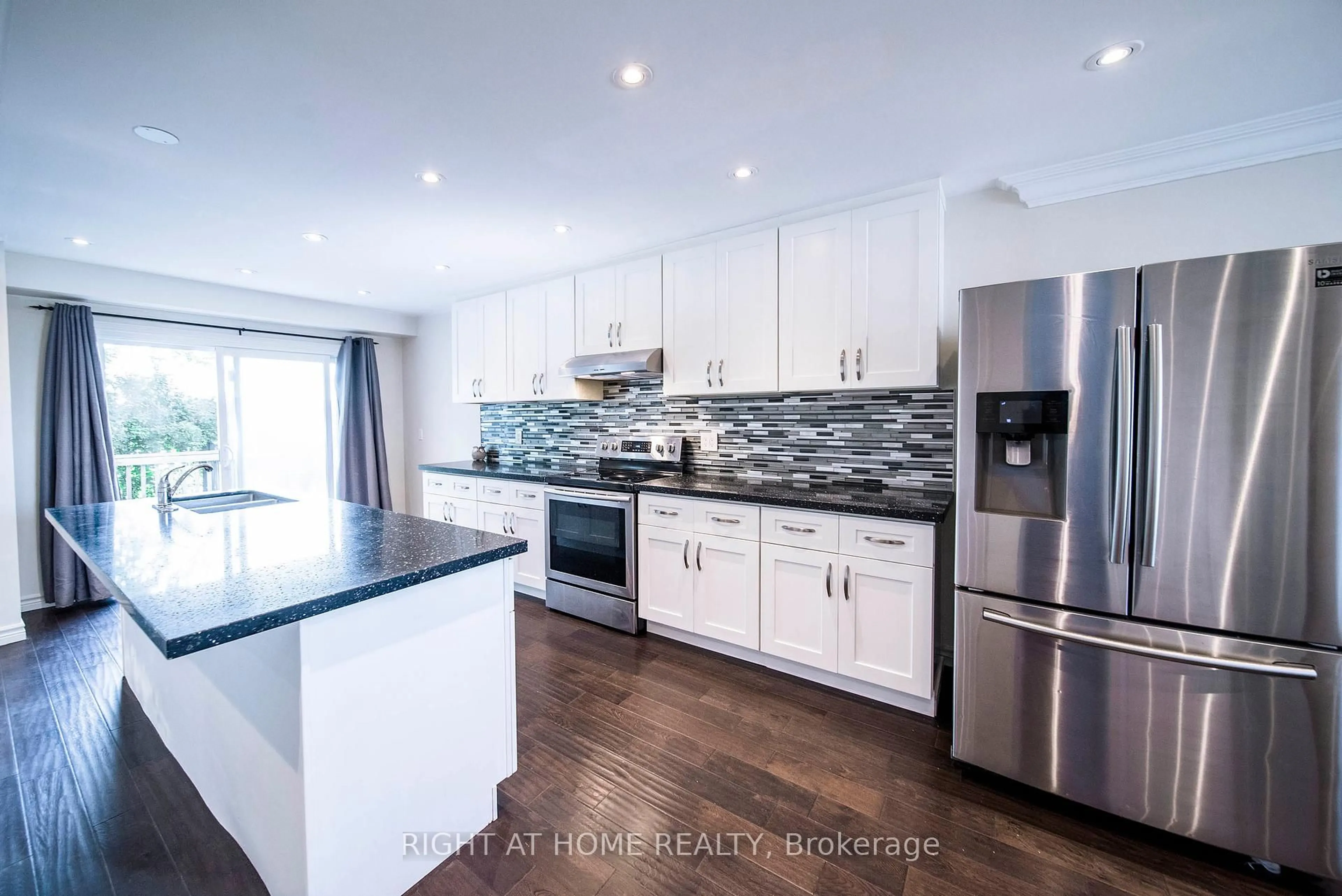 Open concept kitchen, unknown for 742 Beman Dr, Newmarket Ontario L3Y 4Z2
