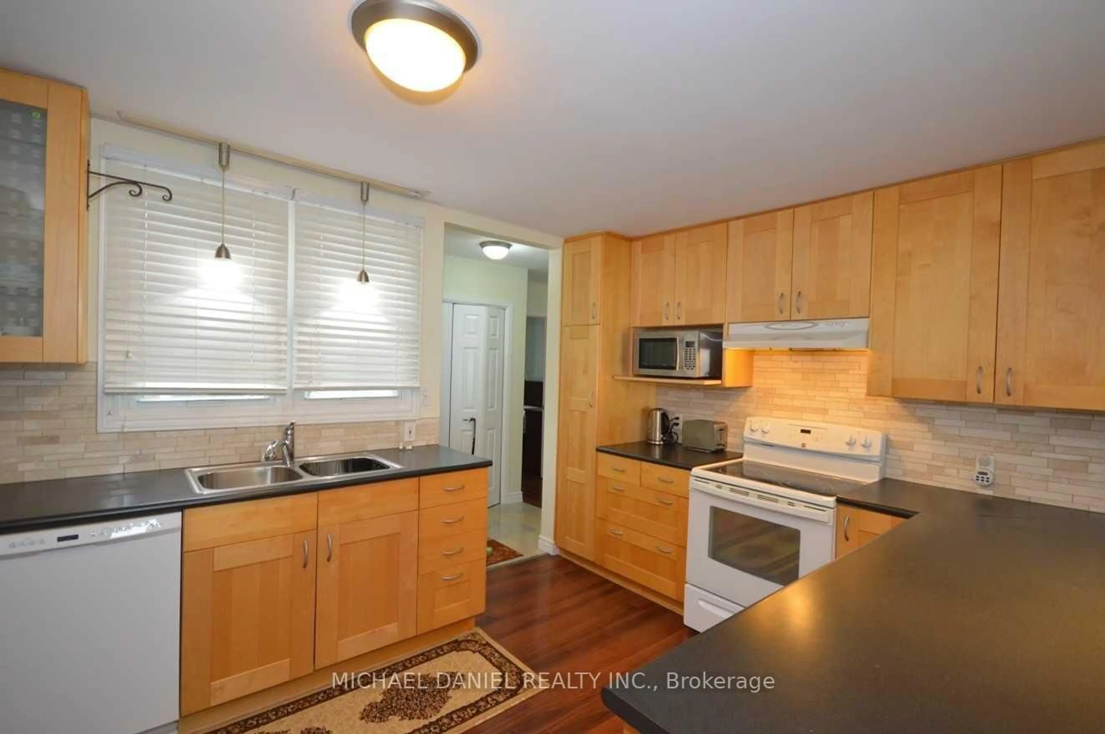 Standard kitchen, wood/laminate floor for 1727 Cedar Grove Ave, Innisfil Ontario L9S 4K9