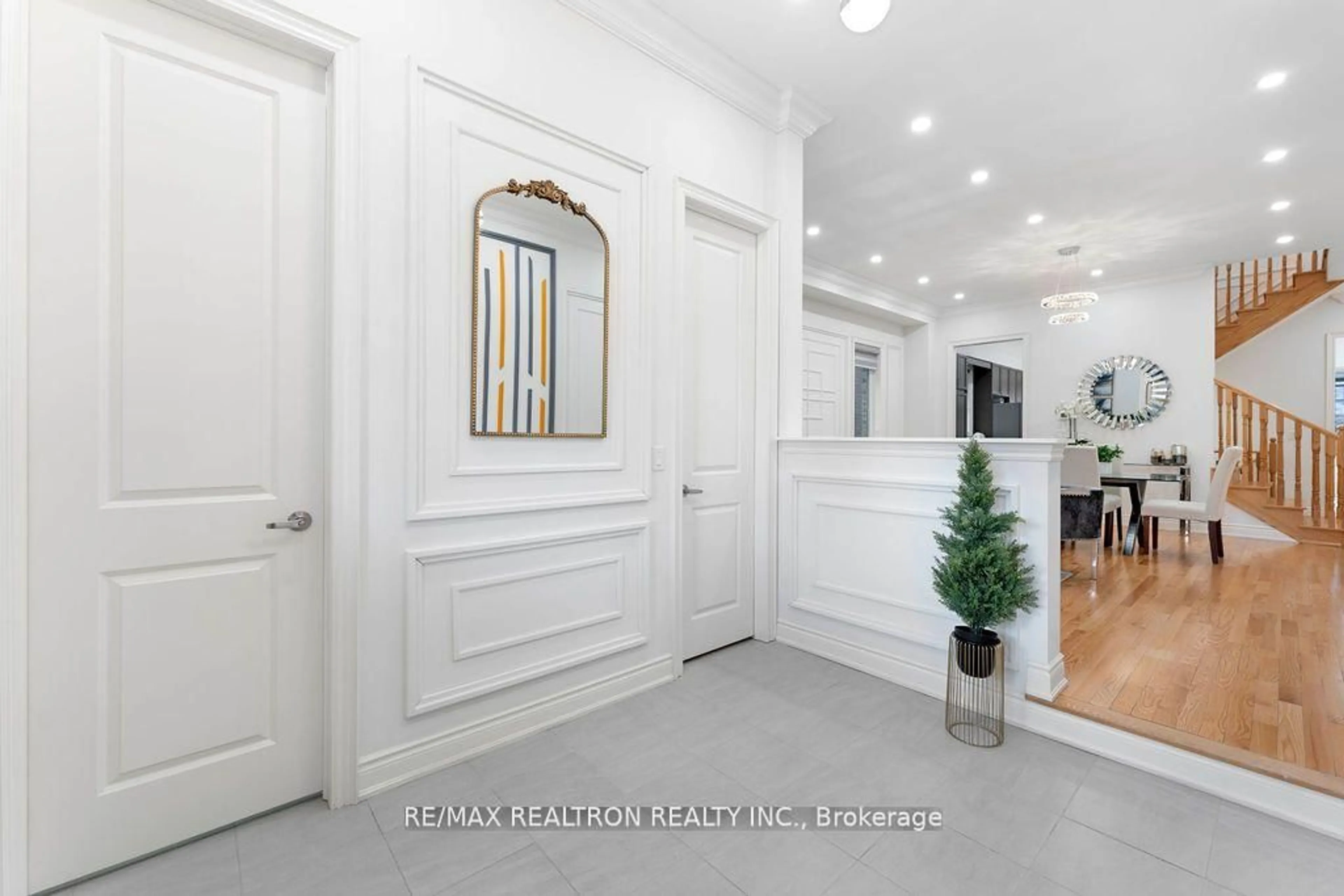 Indoor entryway for 57 Betty May Cres, East Gwillimbury Ontario L9N 1S2