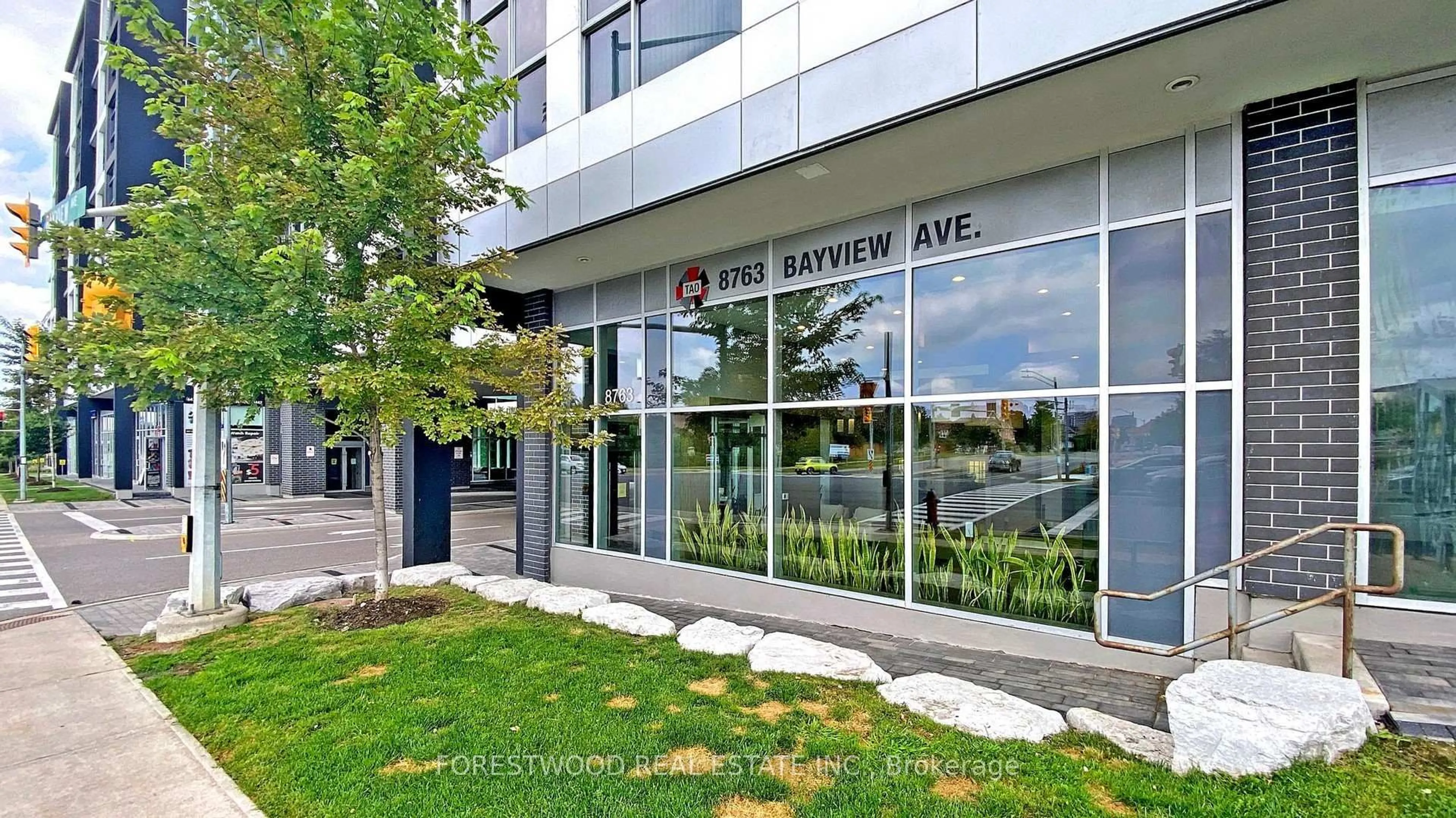 Indoor foyer for 8763 Bayview Ave #532, Richmond Hill Ontario L4B 3V1