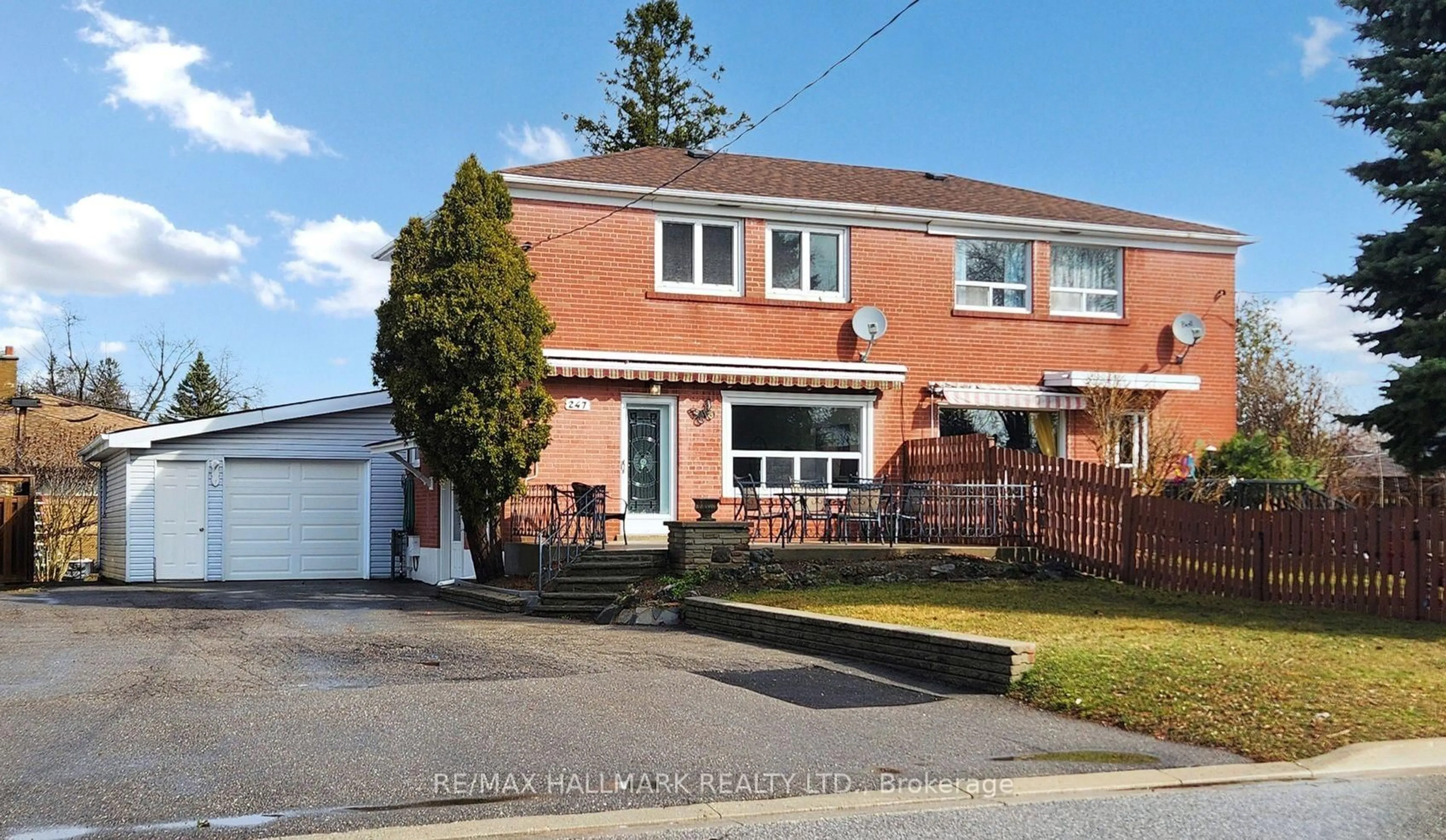 A pic from outside/outdoor area/front of a property/back of a property/a pic from drone, street for 247 Demaine Cres, Richmond Hill Ontario L4C 2W4