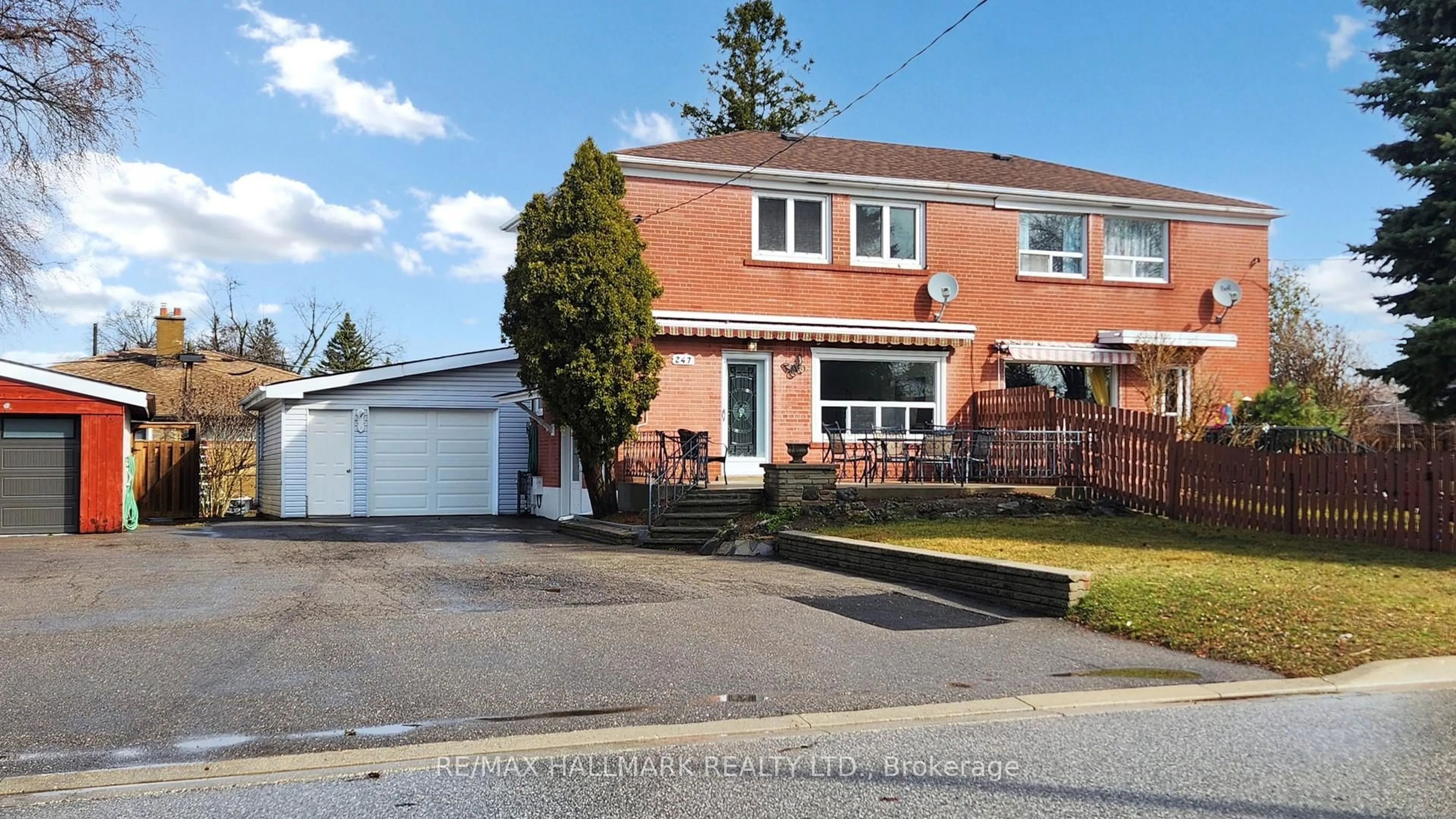 A pic from outside/outdoor area/front of a property/back of a property/a pic from drone, street for 247 Demaine Cres, Richmond Hill Ontario L4C 2W4