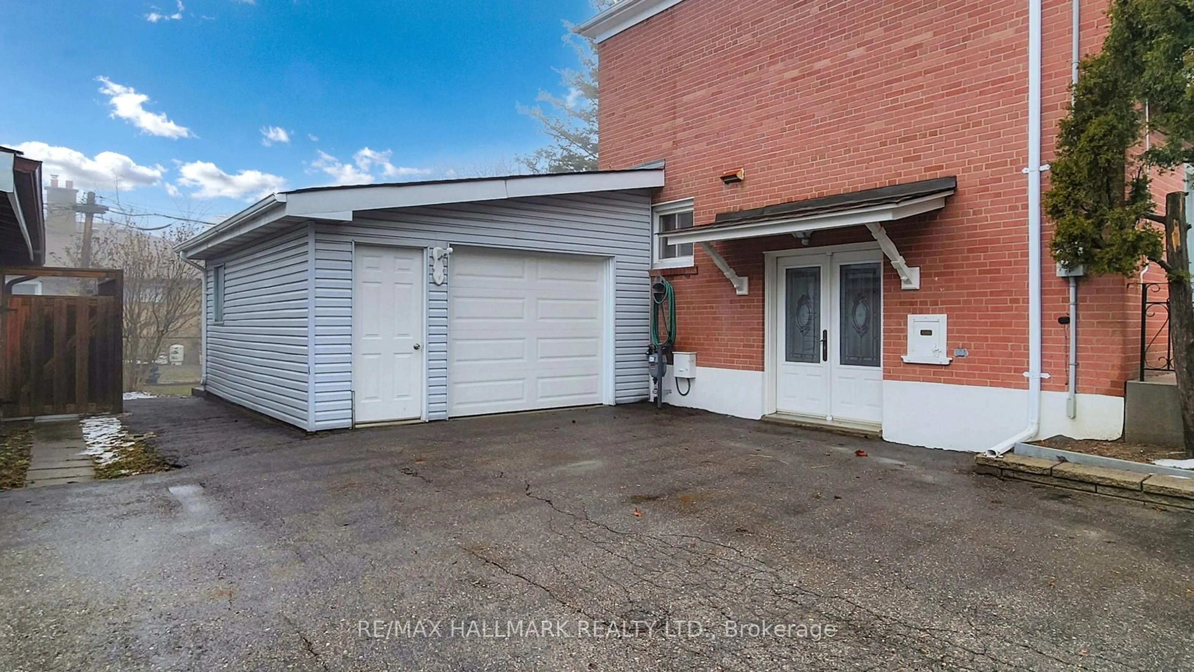 Indoor garage for 247 Demaine Cres, Richmond Hill Ontario L4C 2W4