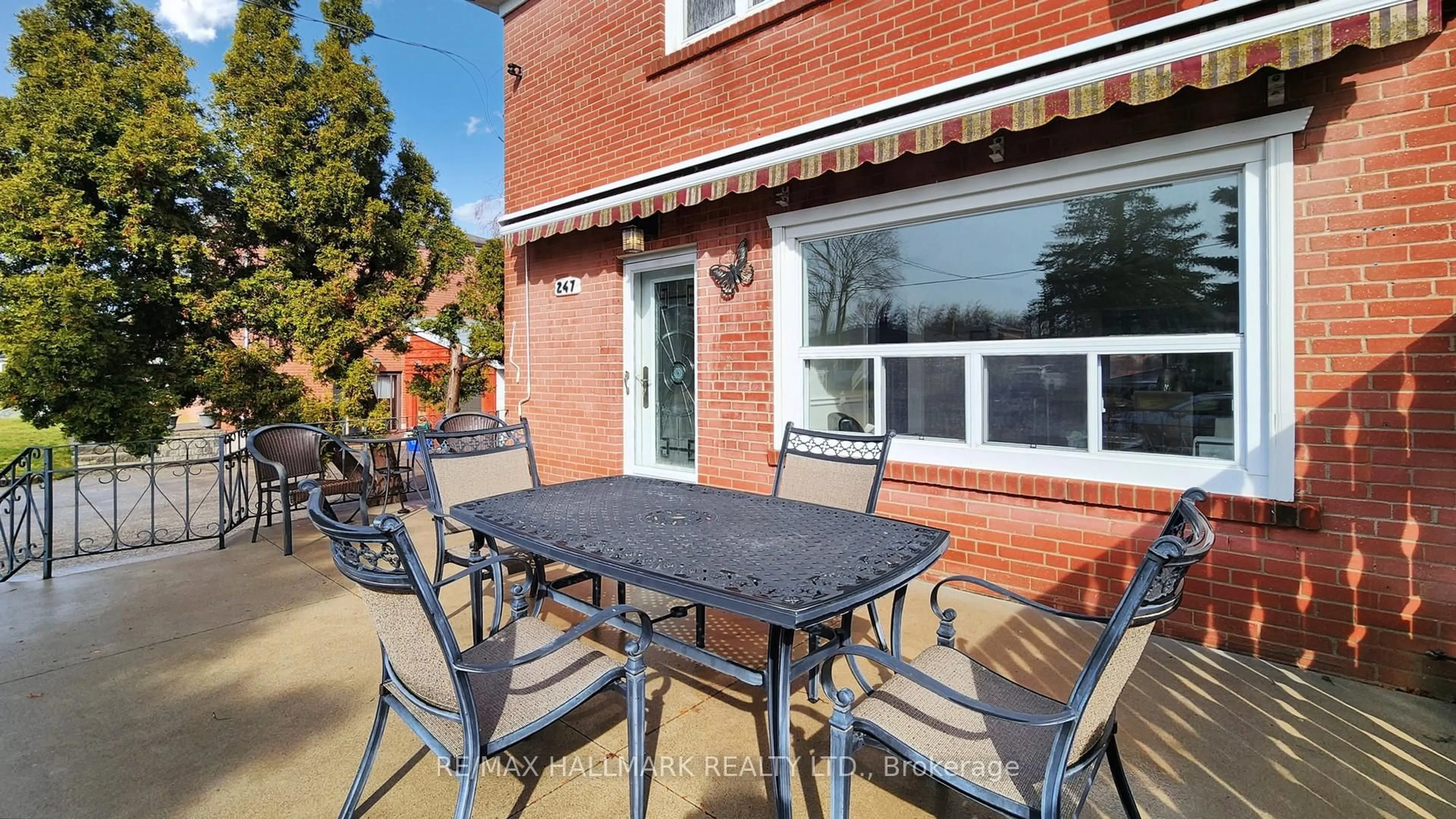 Patio, street for 247 Demaine Cres, Richmond Hill Ontario L4C 2W4