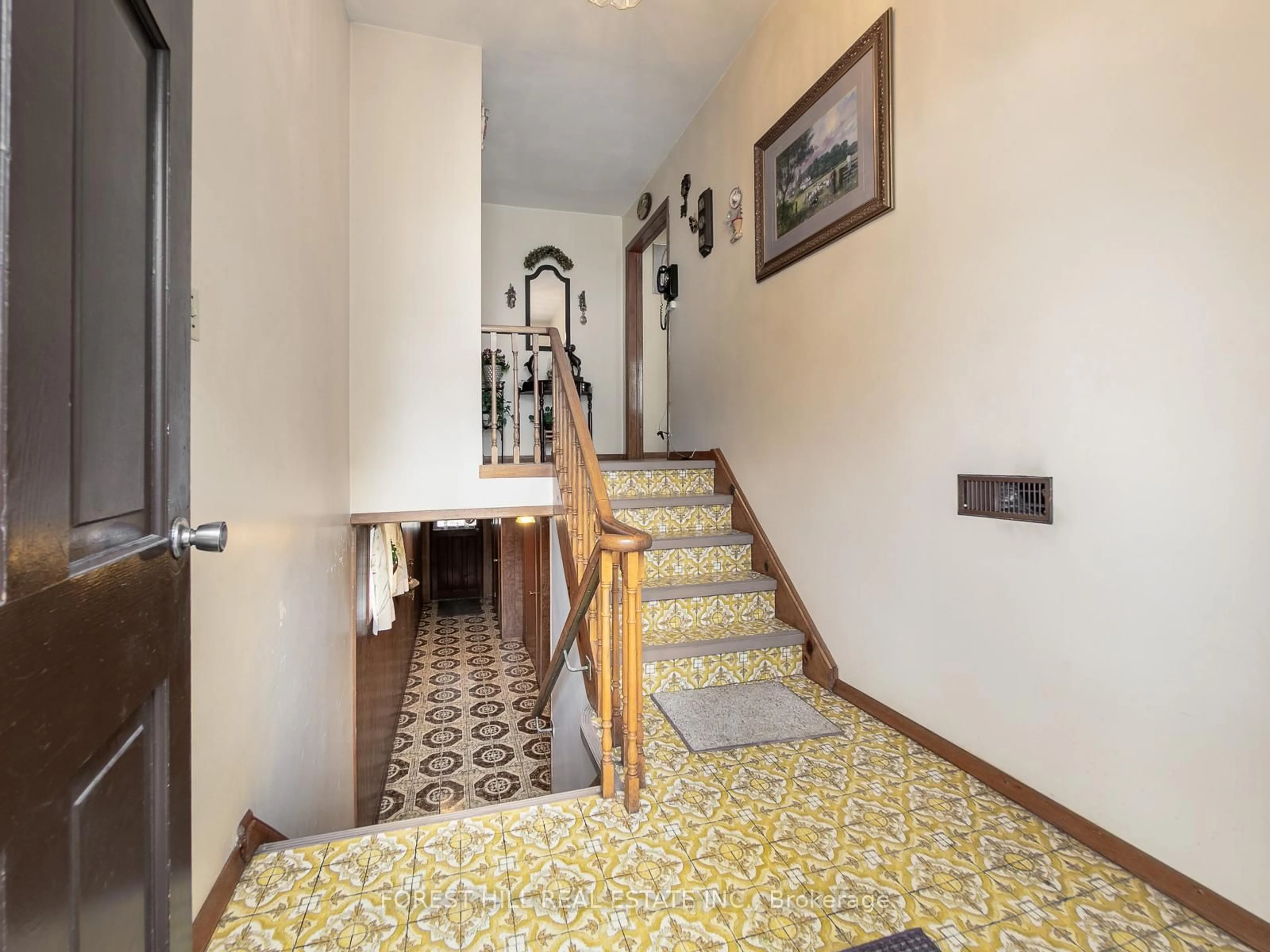 Indoor foyer for 221 Elgin Mills Rd, Richmond Hill Ontario L4C 4M1