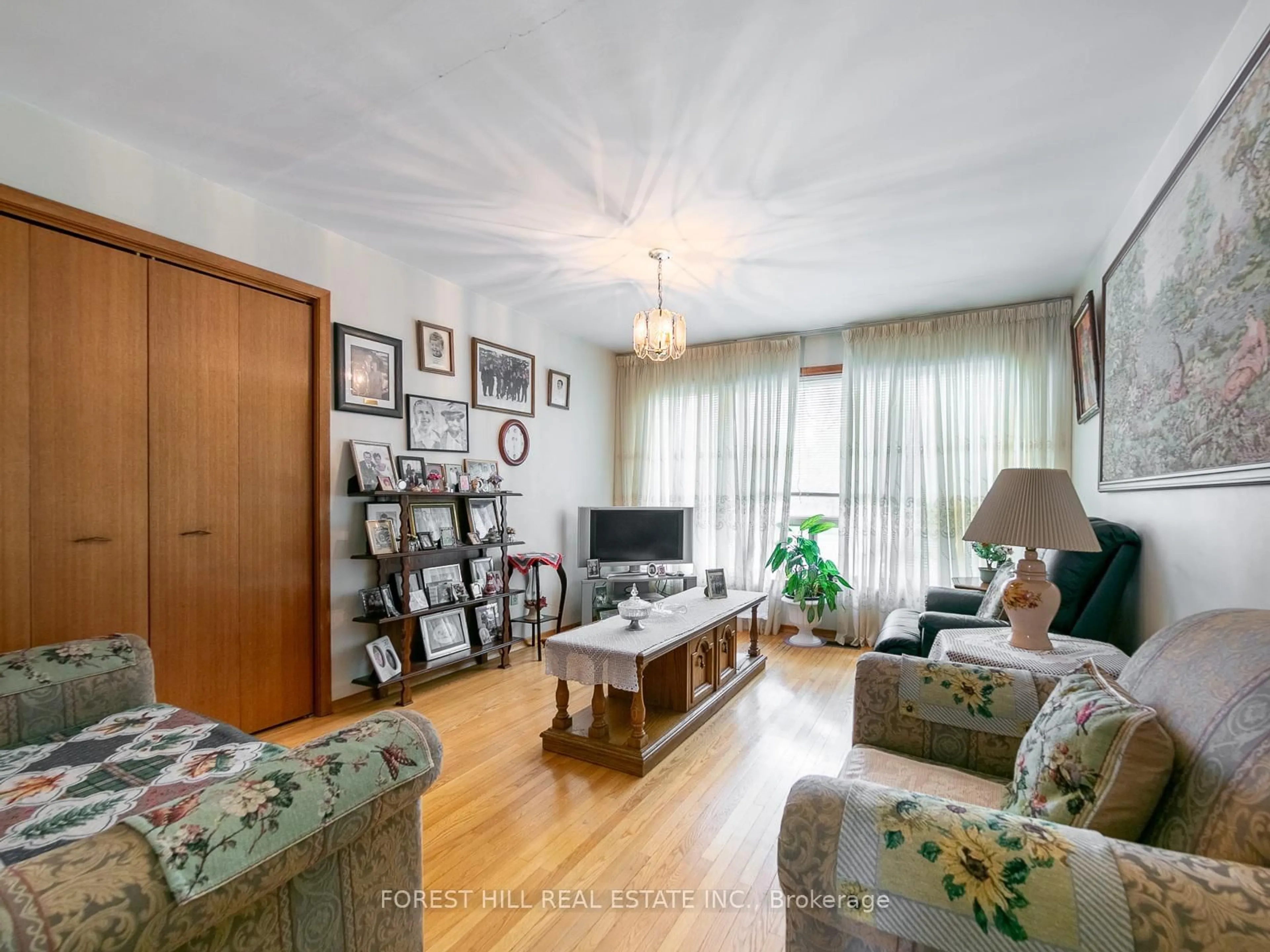 Living room with furniture, wood/laminate floor for 221 Elgin Mills Rd, Richmond Hill Ontario L4C 4M1