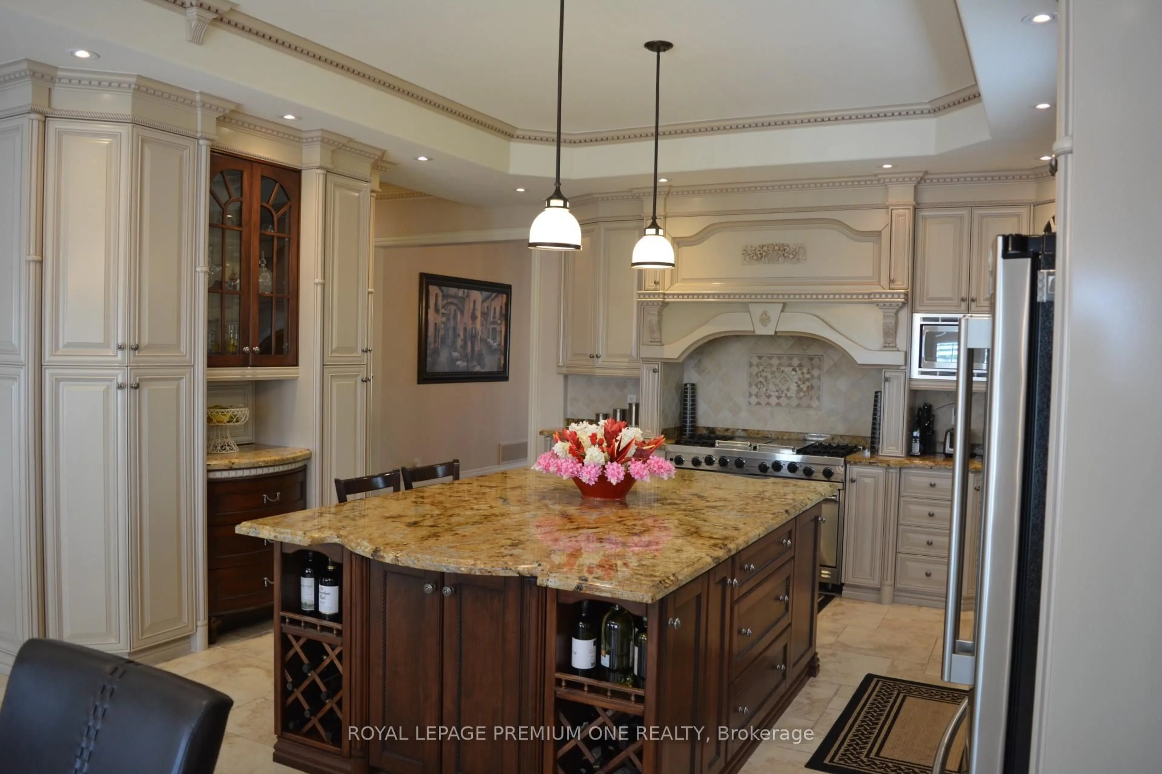 Open concept kitchen, ceramic/tile floor for 15 Frini Crt, Vaughan Ontario L4H 1H2