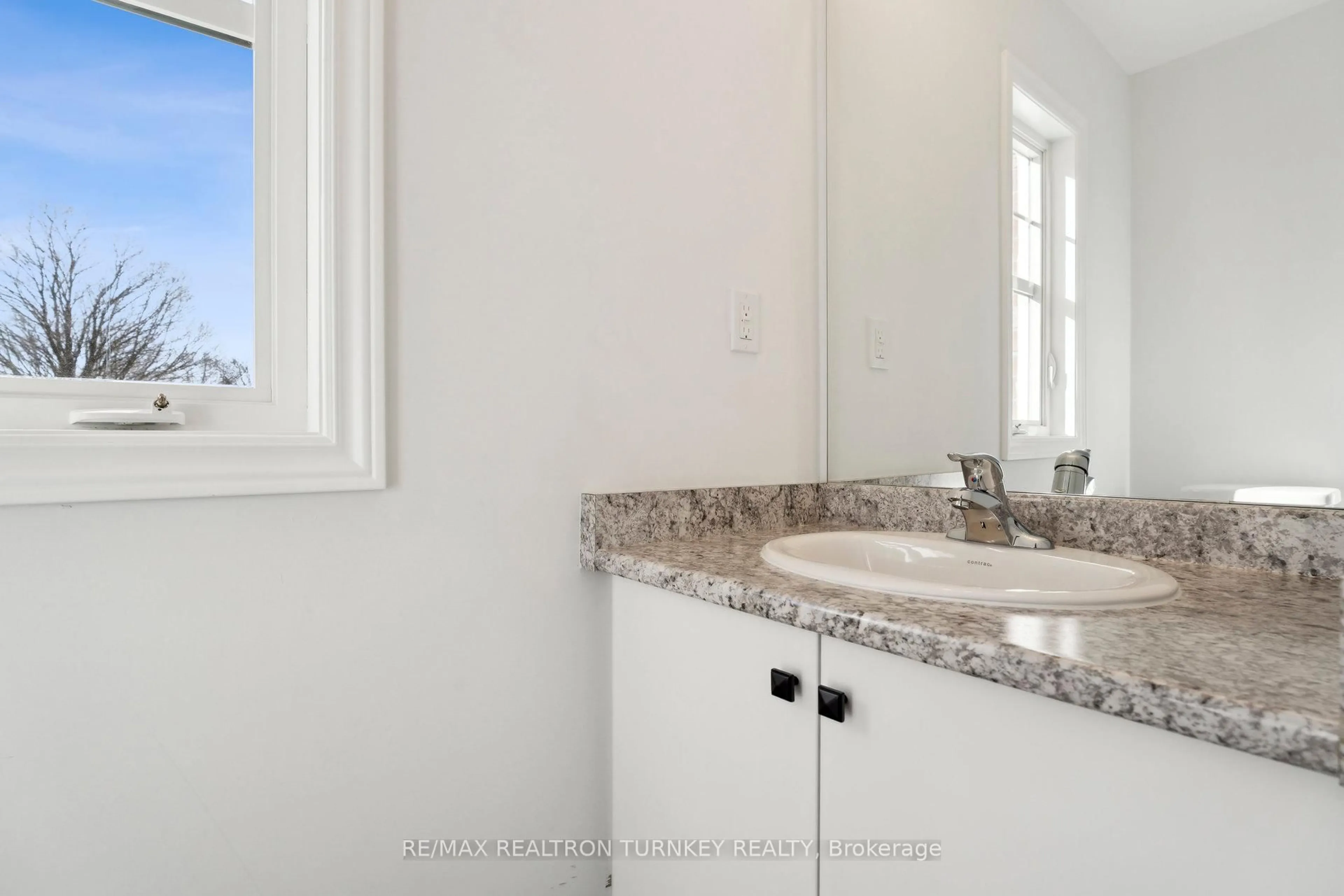 Standard bathroom, ceramic/tile floor for 15 Ravenscraig Pl, Innisfil Ontario L0L 1L0