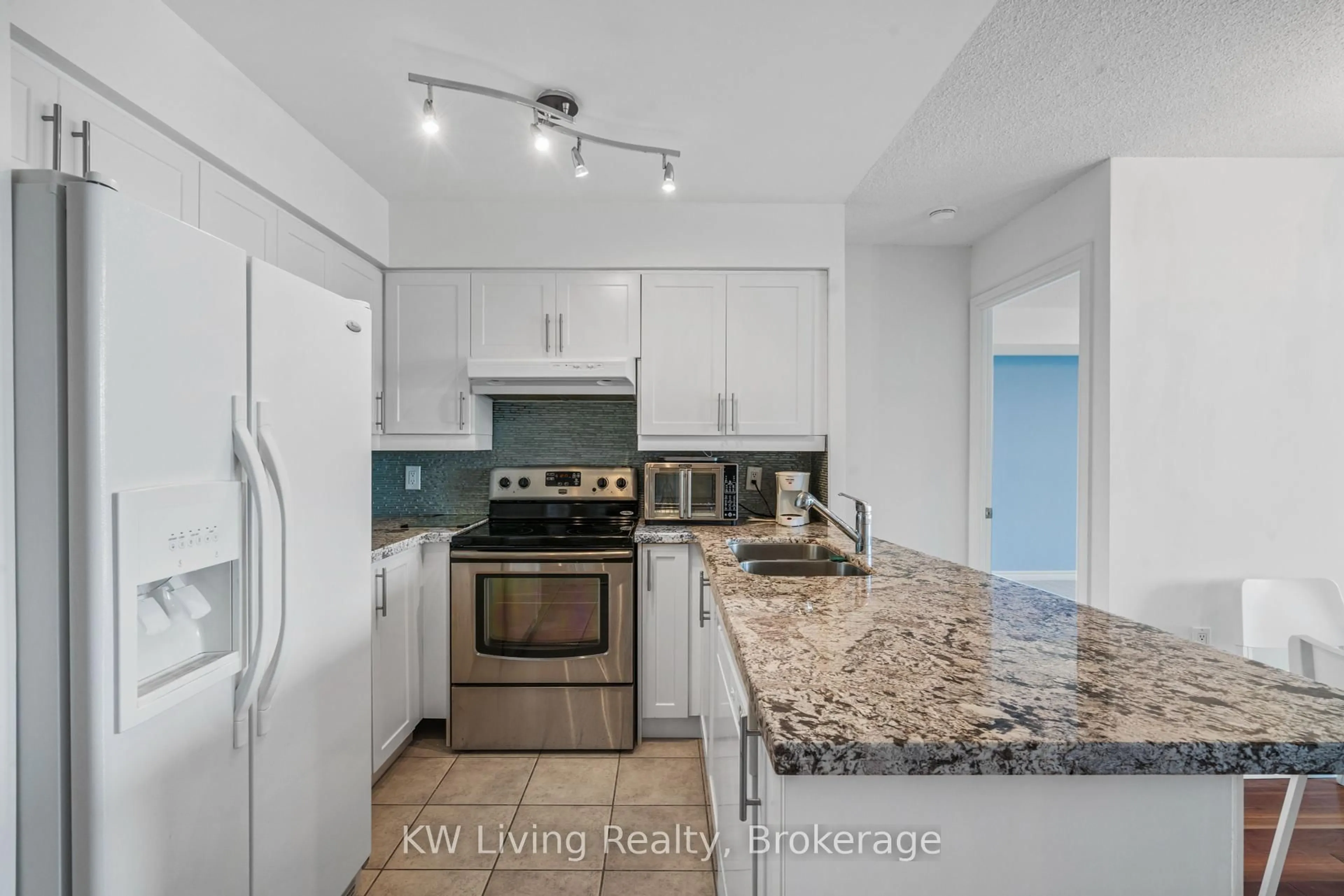 Standard kitchen, unknown for 9017 Leslie St #608, Richmond Hill Ontario L4B 4R8