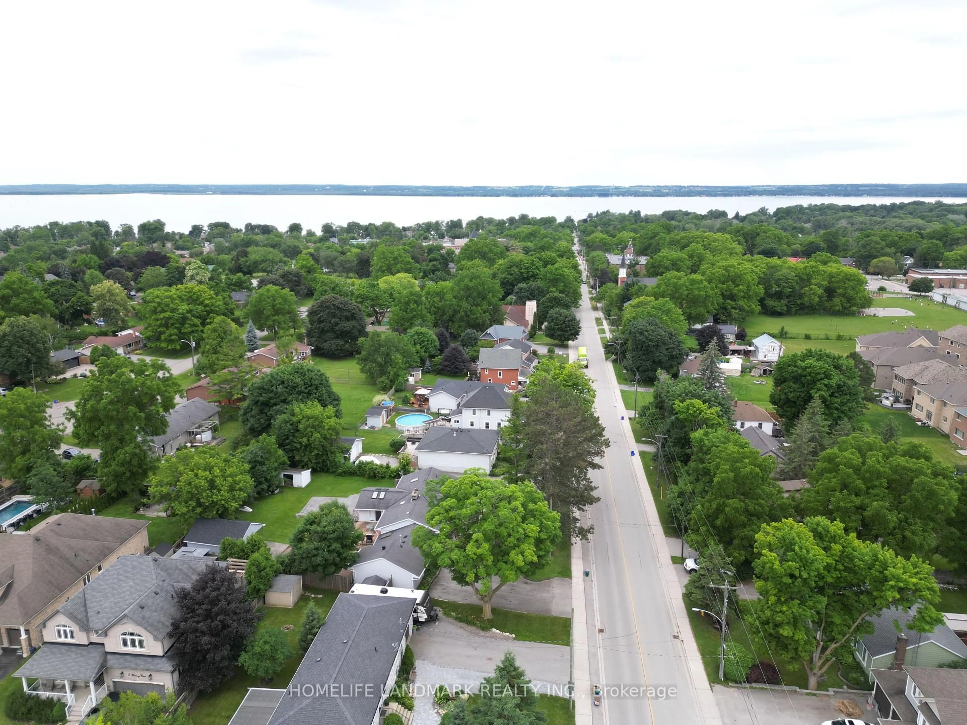 A pic from outside/outdoor area/front of a property/back of a property/a pic from drone, street for 224 Danny Wheeler Blvd, Georgina Ontario L4P 0J8