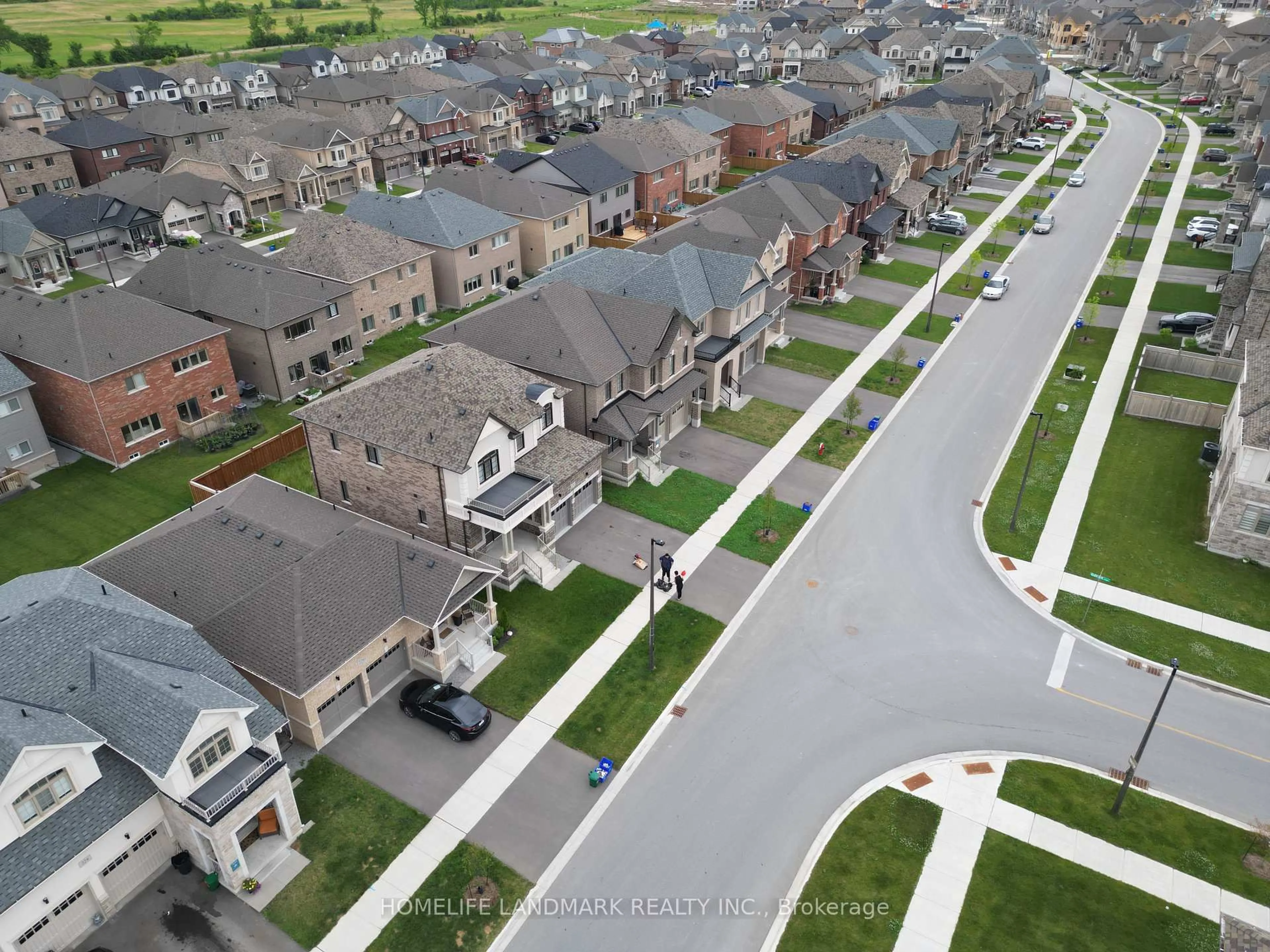 A pic from outside/outdoor area/front of a property/back of a property/a pic from drone, street for 224 Danny Wheeler Blvd, Georgina Ontario L4P 0J8