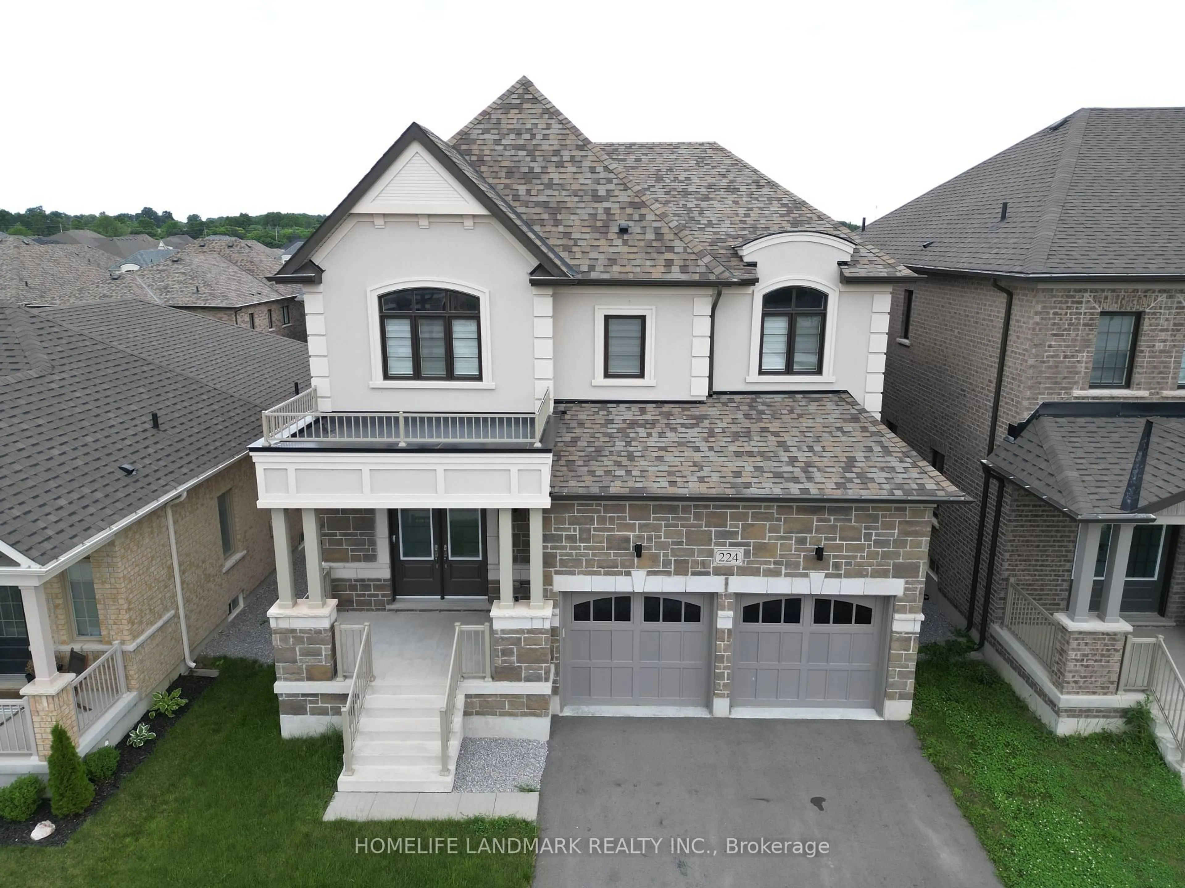 A pic from outside/outdoor area/front of a property/back of a property/a pic from drone, street for 224 Danny Wheeler Blvd, Georgina Ontario L4P 0J8