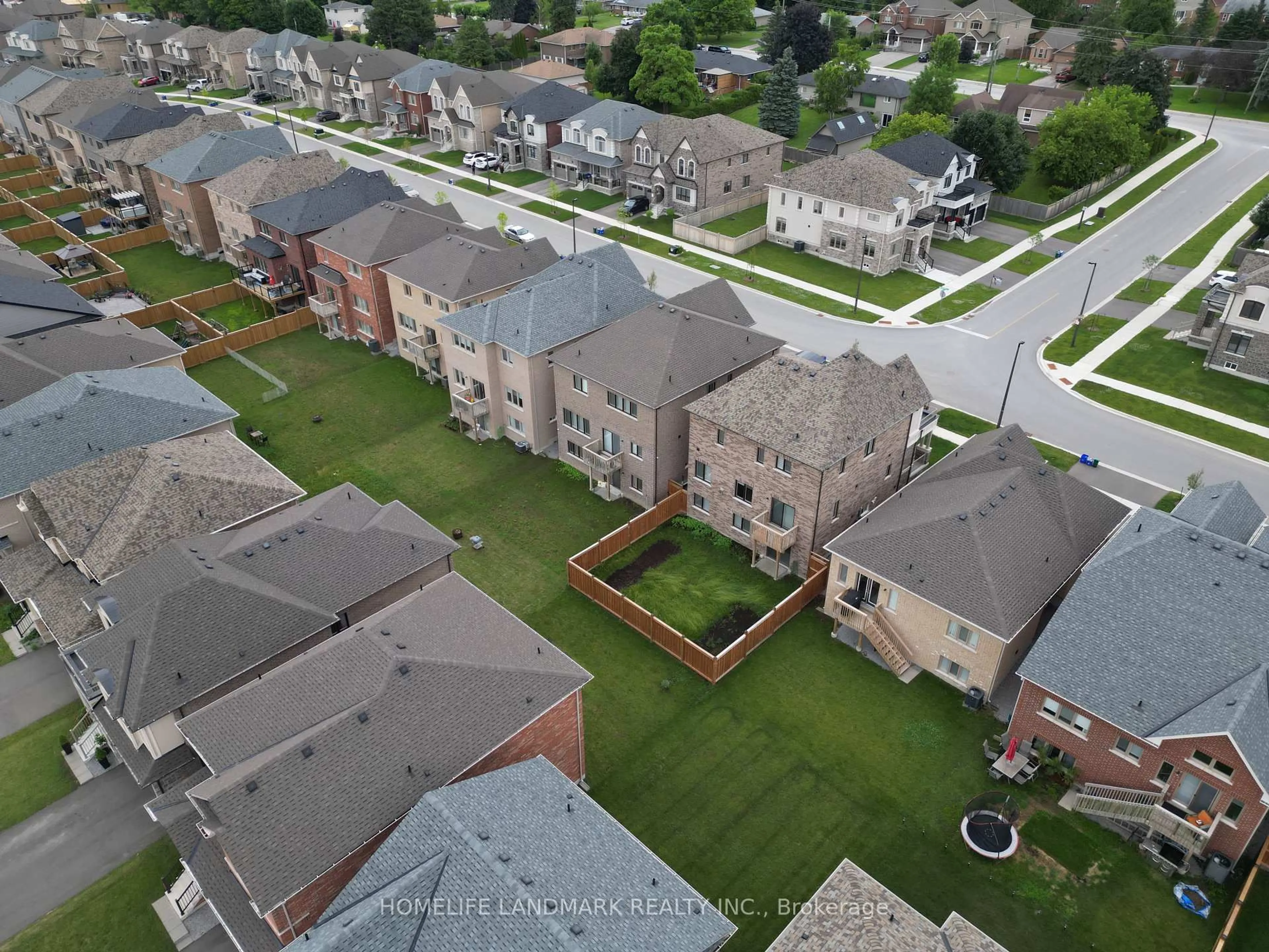A pic from outside/outdoor area/front of a property/back of a property/a pic from drone, street for 224 Danny Wheeler Blvd, Georgina Ontario L4P 0J8