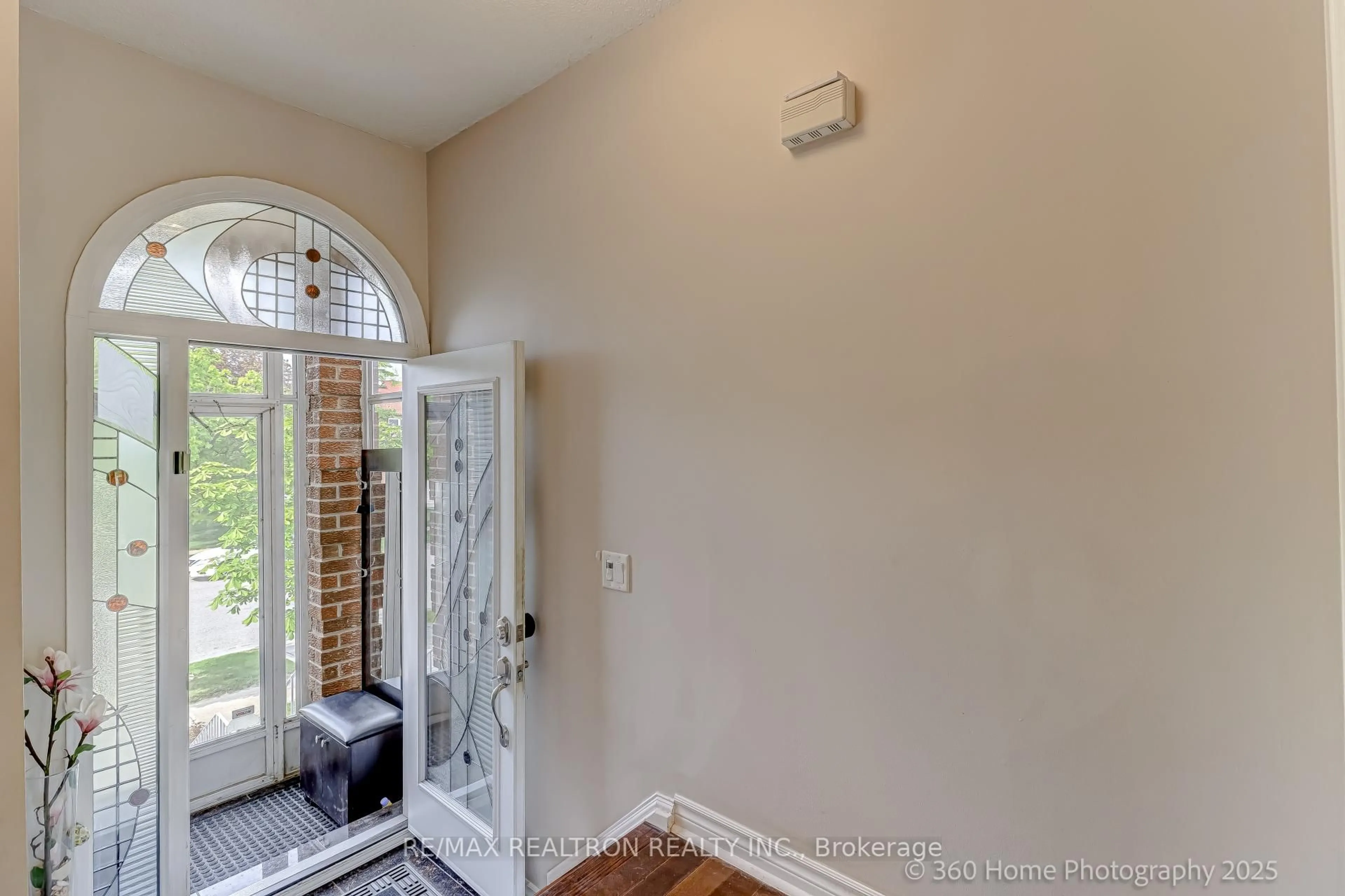 Indoor entryway for 252 Charlton Ave, Vaughan Ontario L4J 6H2