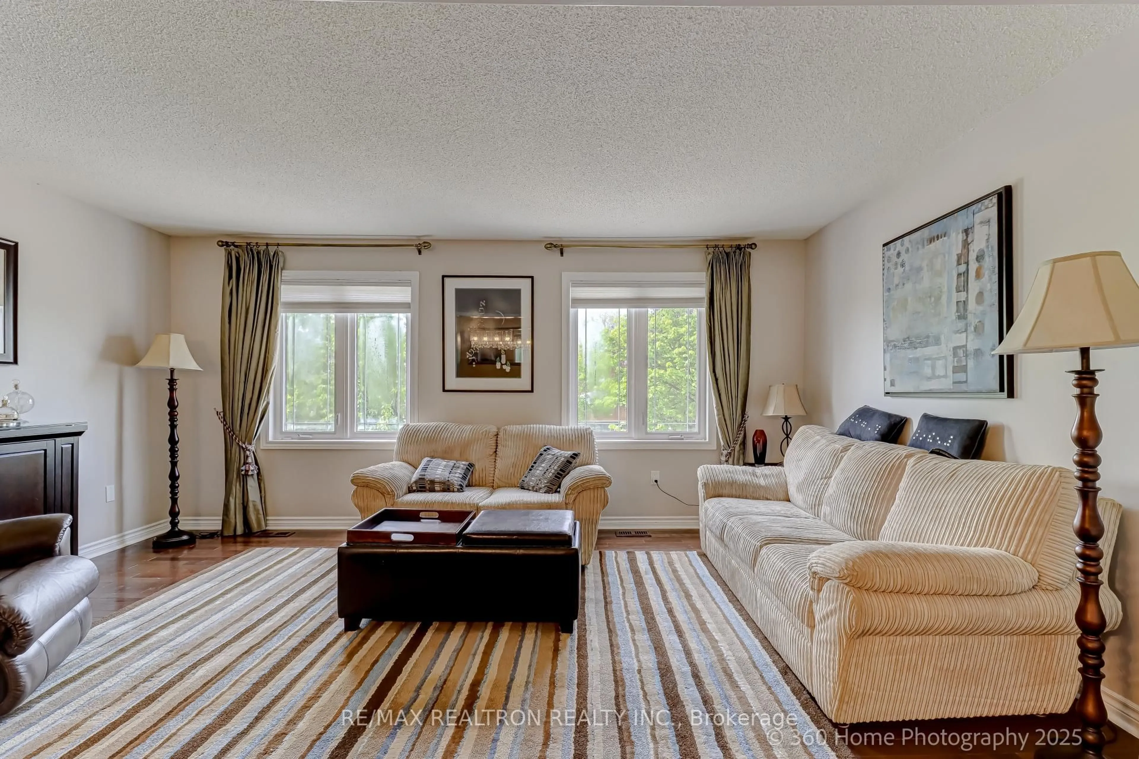 Living room with furniture, unknown for 252 Charlton Ave, Vaughan Ontario L4J 6H2