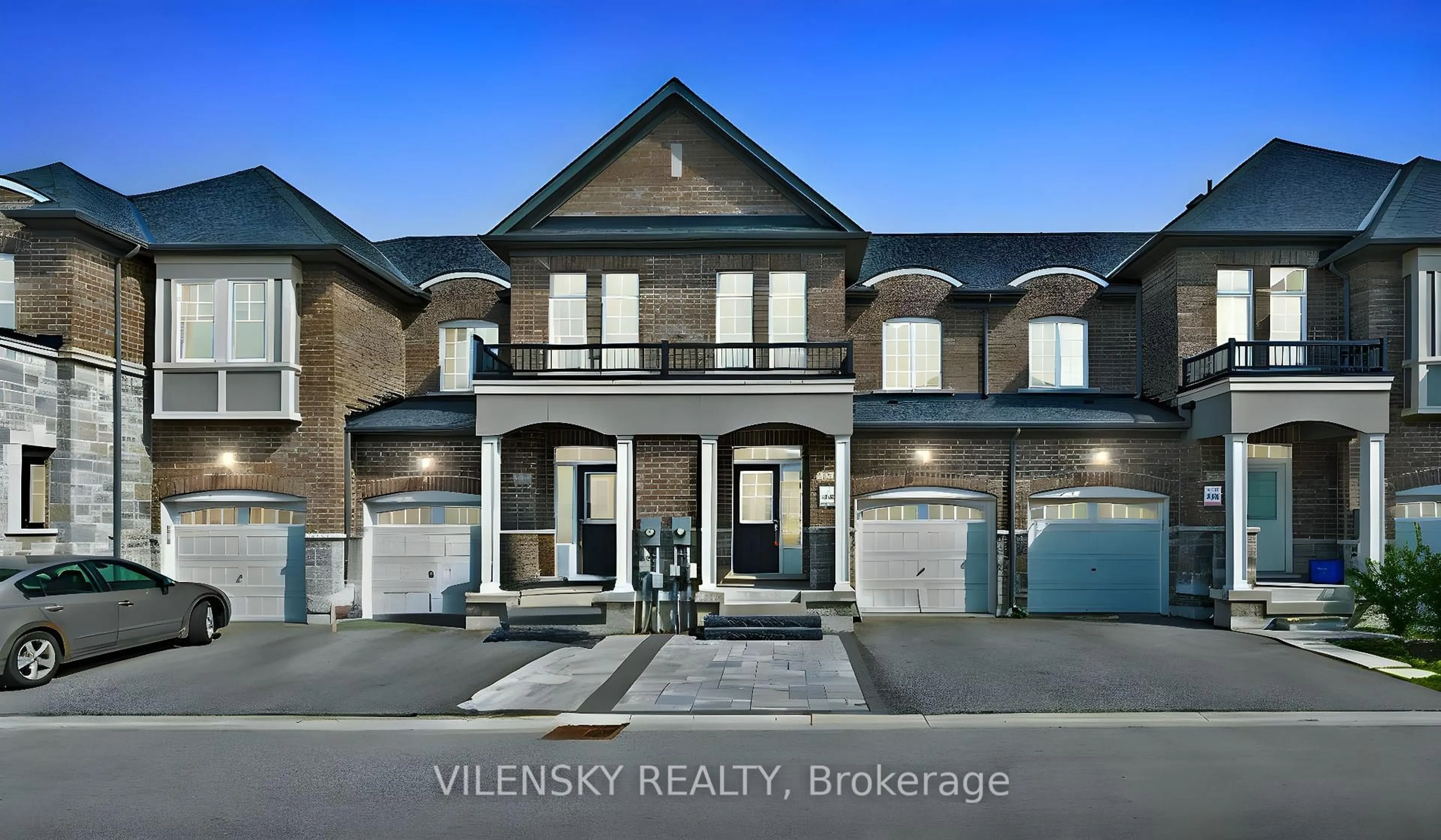 A pic from outside/outdoor area/front of a property/back of a property/a pic from drone, unknown for 128 Maguire Rd, Newmarket Ontario L3X 1B8