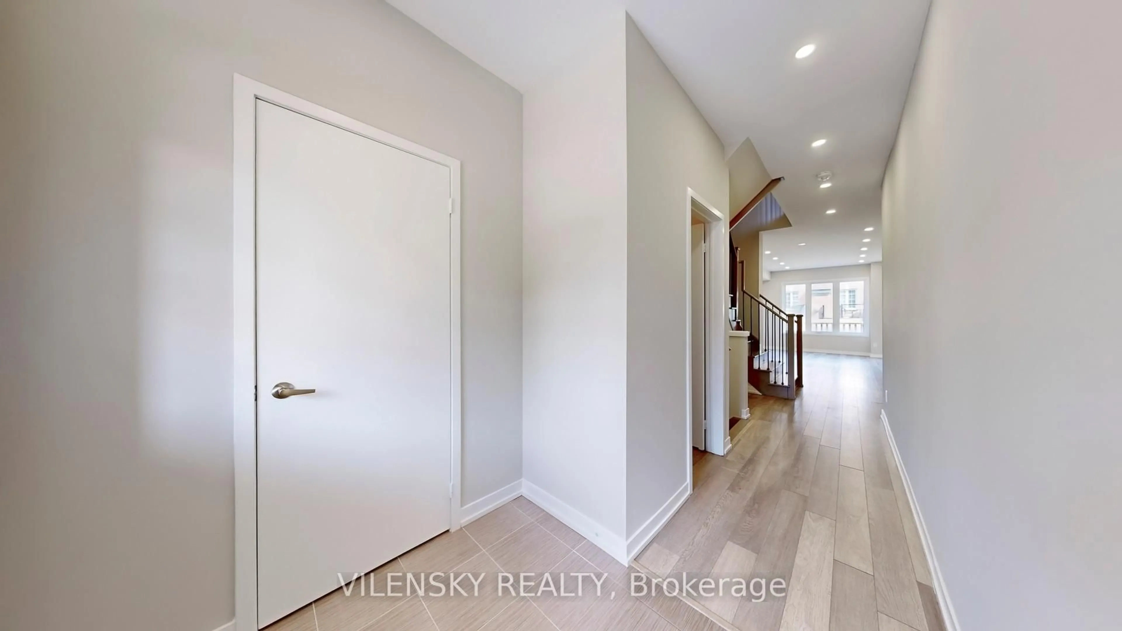 Indoor entryway for 128 Maguire Rd, Newmarket Ontario L3X 1B8