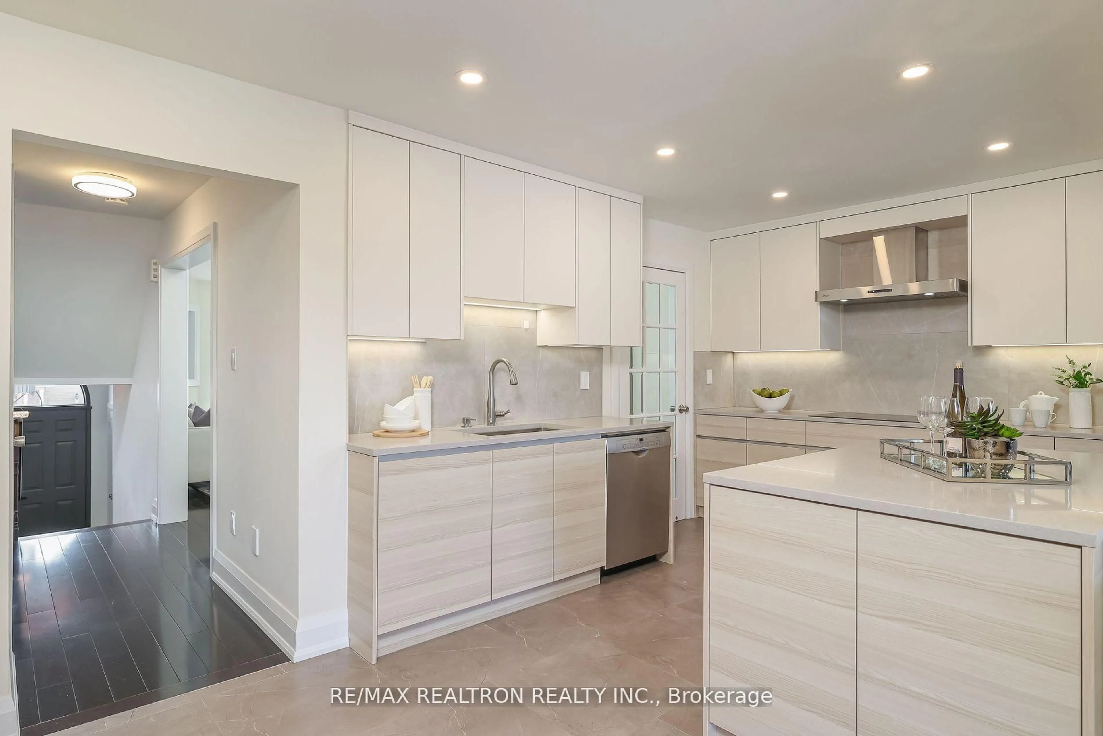 Open concept kitchen, ceramic/tile floor for 18 Sugarforest Dr, Vaughan Ontario L4J 8M7