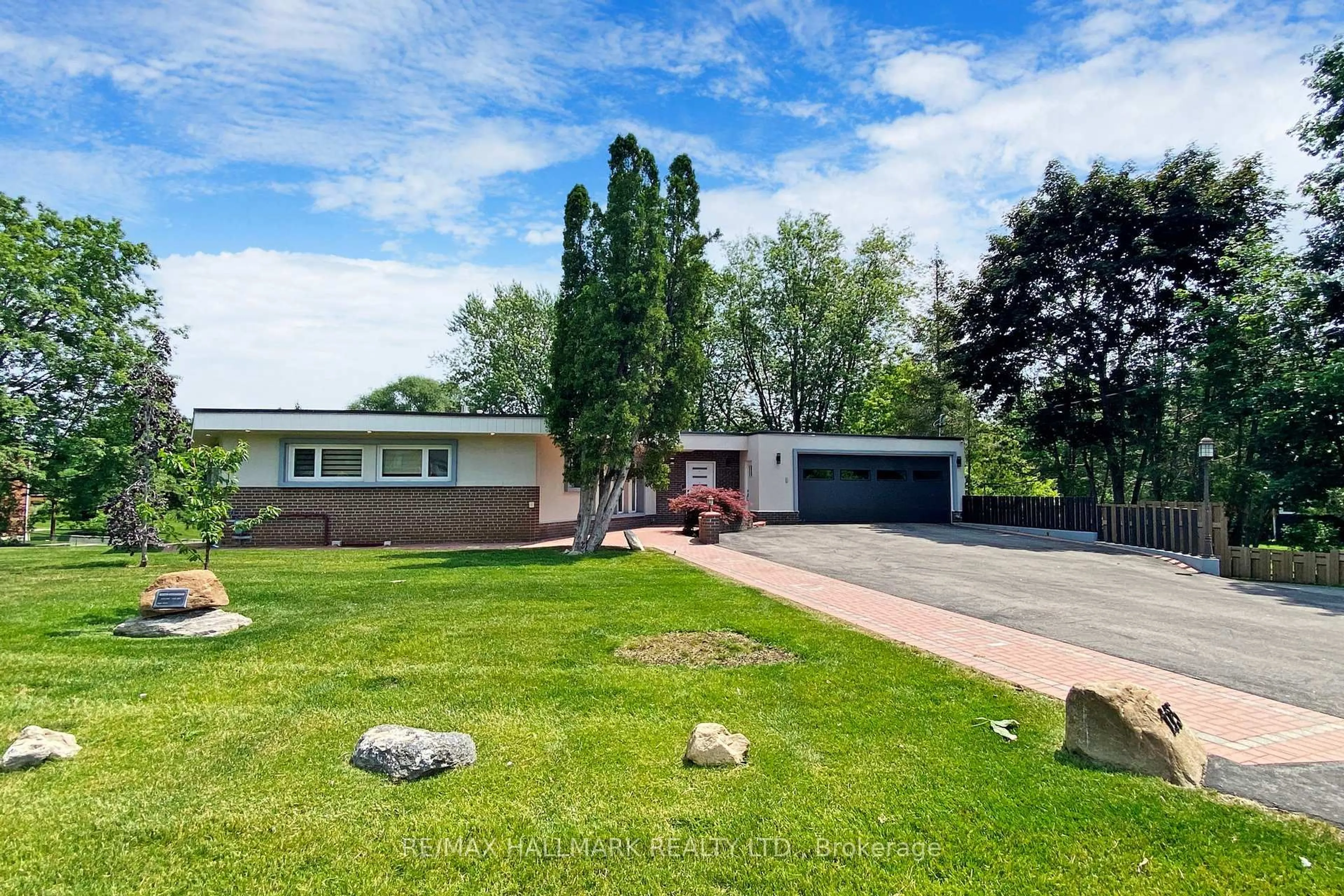 A pic from outside/outdoor area/front of a property/back of a property/a pic from drone, unknown for 115 Lynwood Cres, King Ontario L0G 1N0