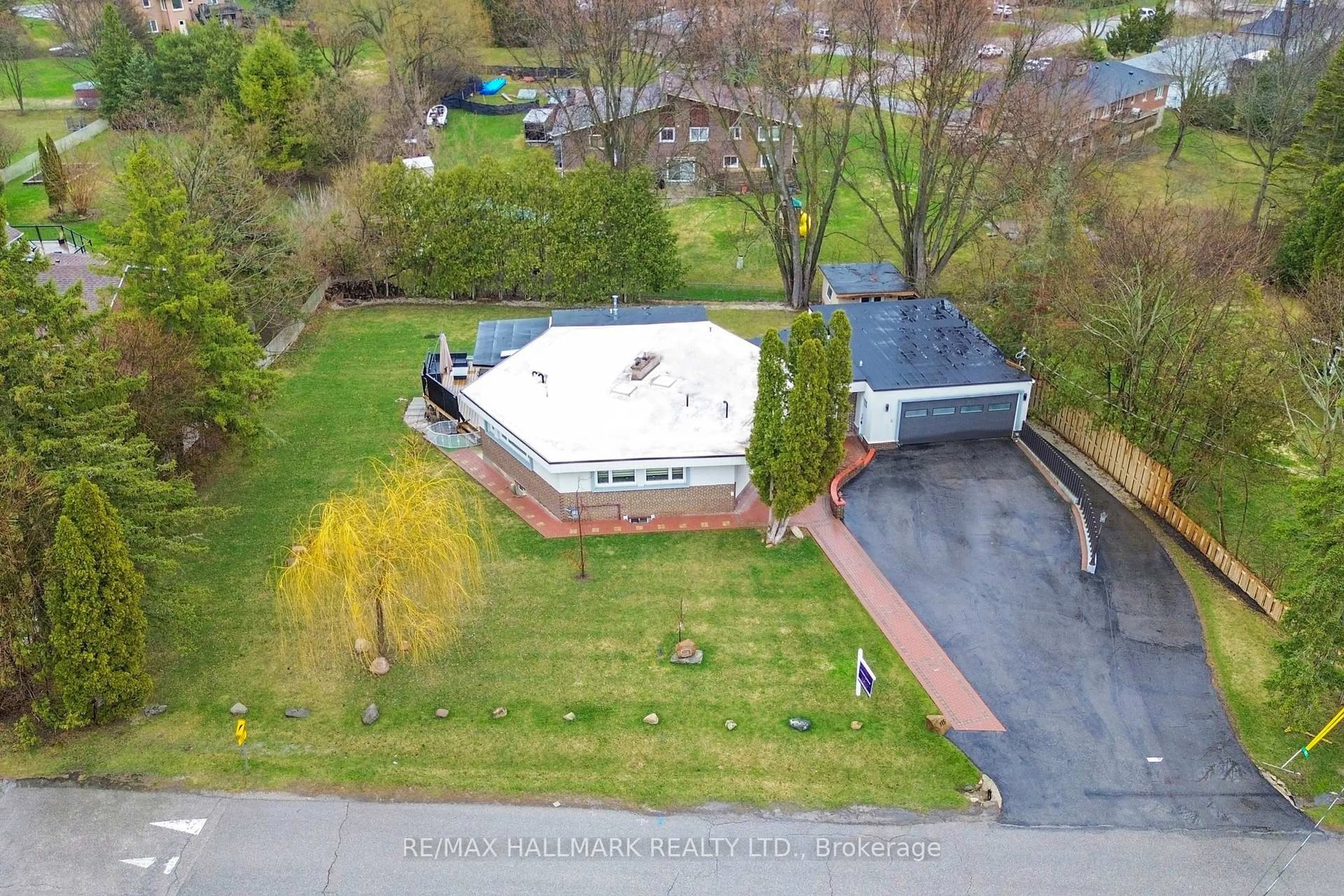 A pic from outside/outdoor area/front of a property/back of a property/a pic from drone, street for 115 Lynwood Cres, King Ontario L0G 1N0
