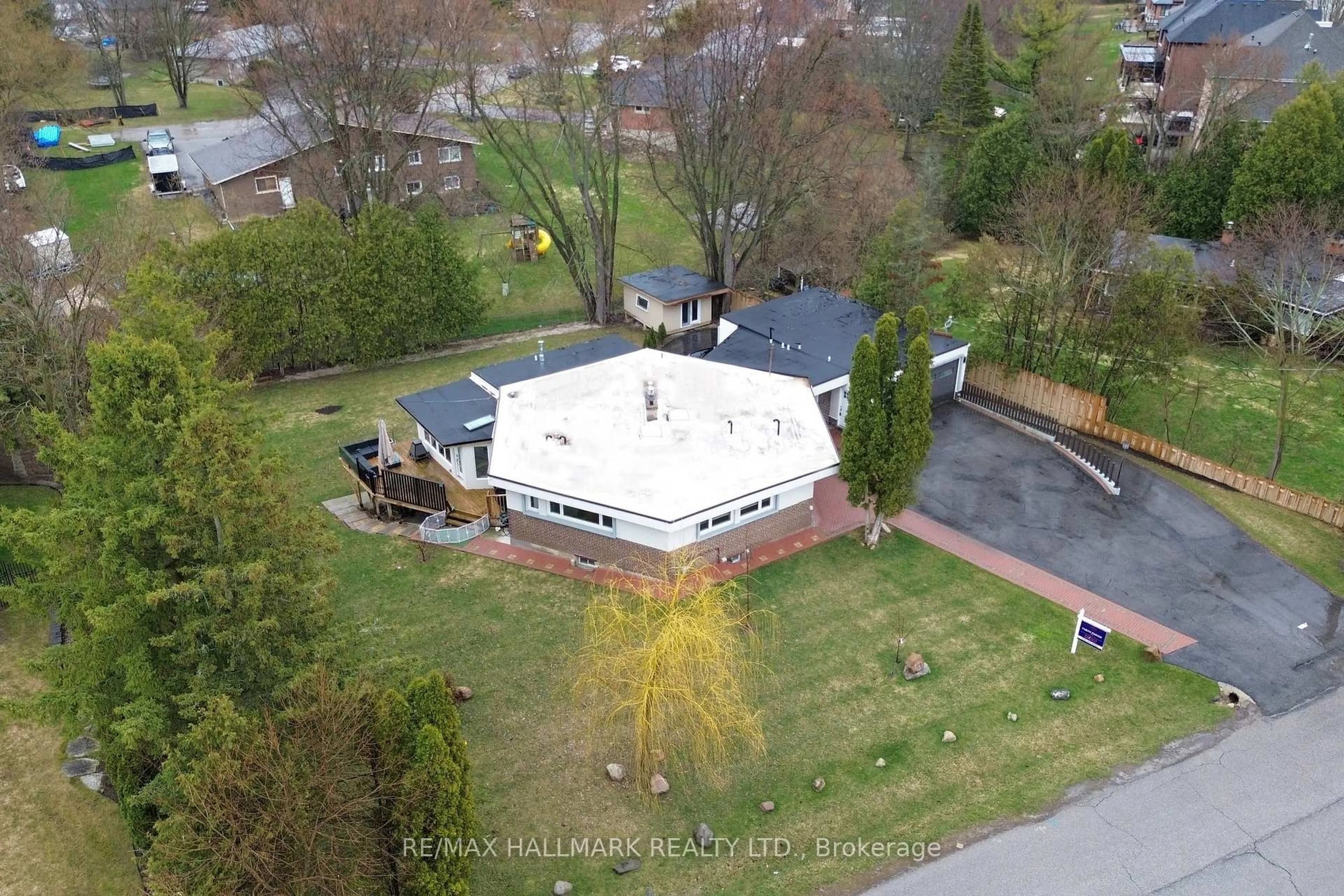 A pic from outside/outdoor area/front of a property/back of a property/a pic from drone, building for 115 Lynwood Cres, King Ontario L0G 1N0